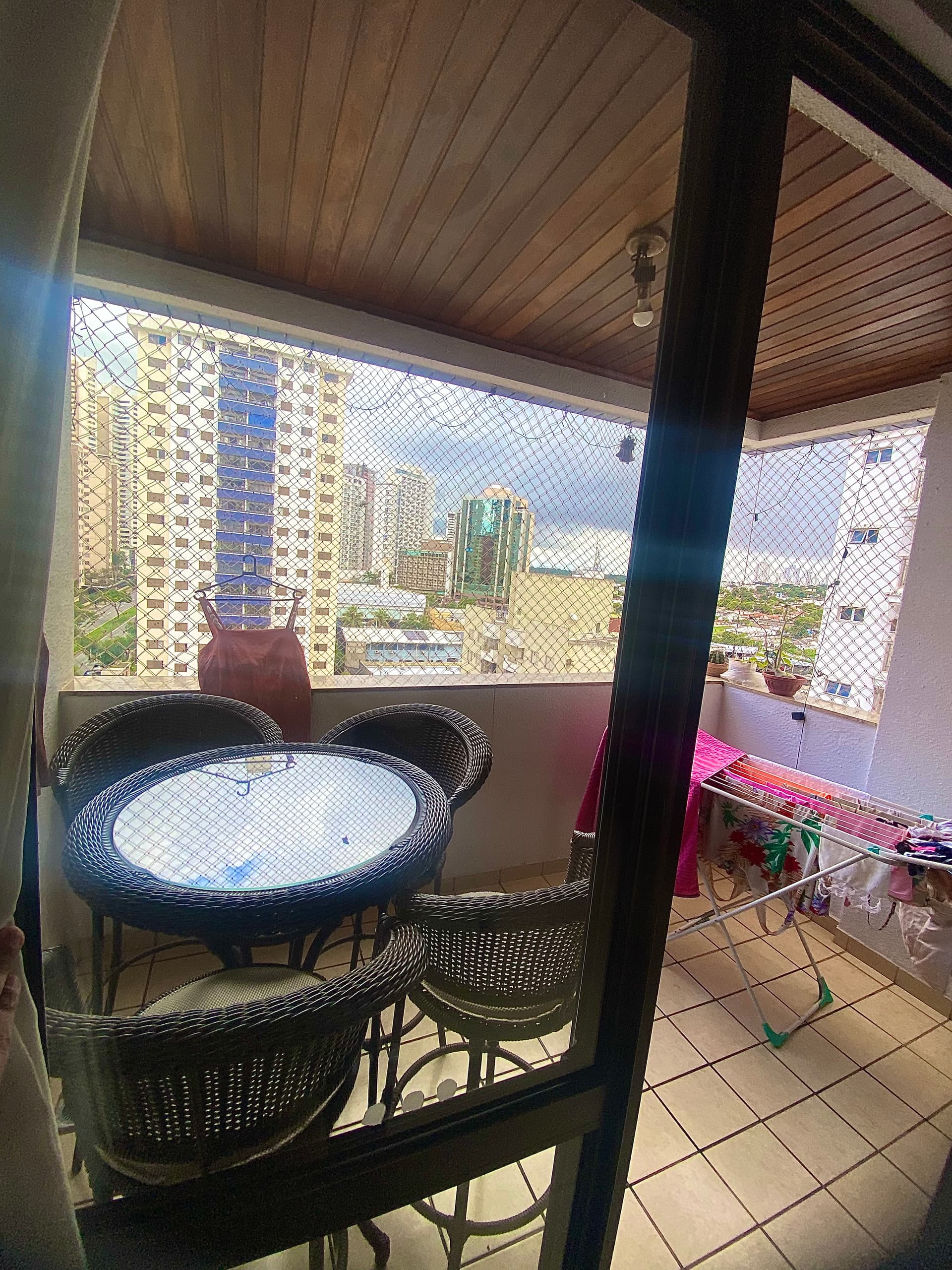 Apartamento com 117 Metros, Sacada ampla com 2 vagas de Garagem individual