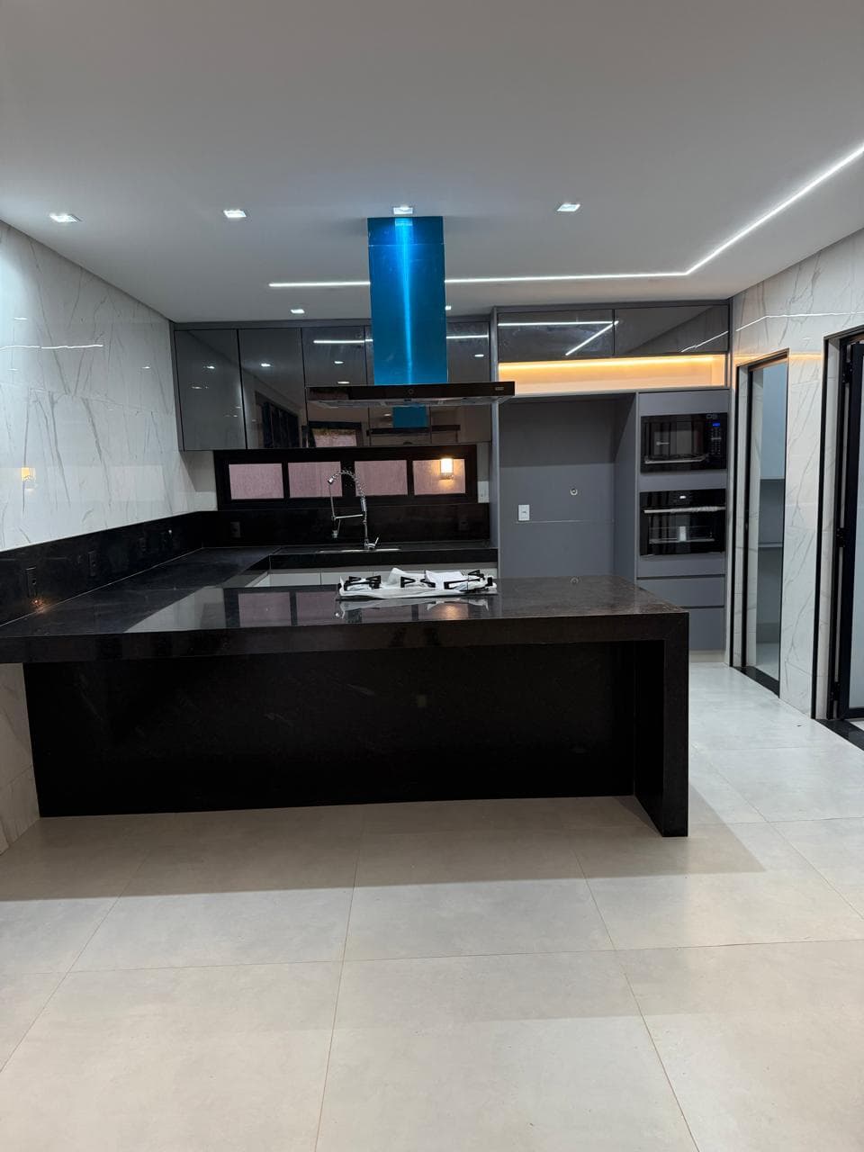 Sobrado Novo de esquina no Jardins Capri 3 suítes superior 1 suite térrea 384 metros de terreno 302 metros de área construída