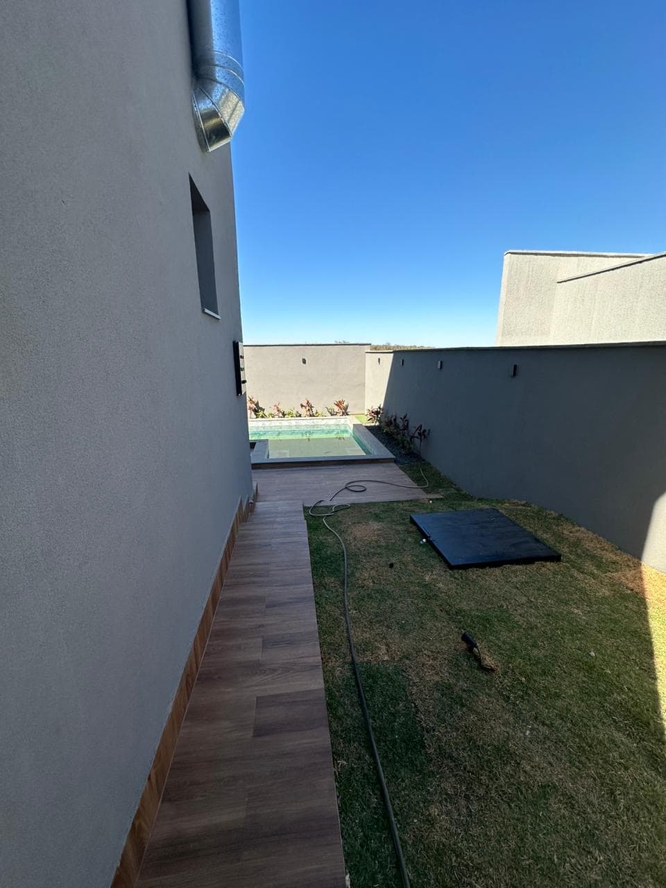 Lindo sobrado no condomínio Jardins Bolonha 4 suítes plenas, a suite master com closet, banheira e varanda estendida,com vista definitiva para o bosque.