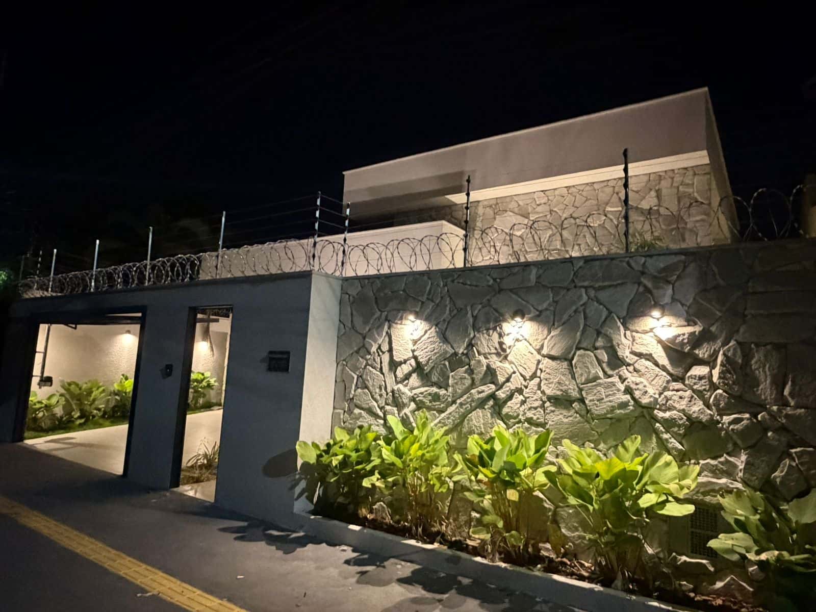 🏡 Casa Alto Padrão c/ Piscina – Jardim Atlântico | 3 Suítes | 420m²