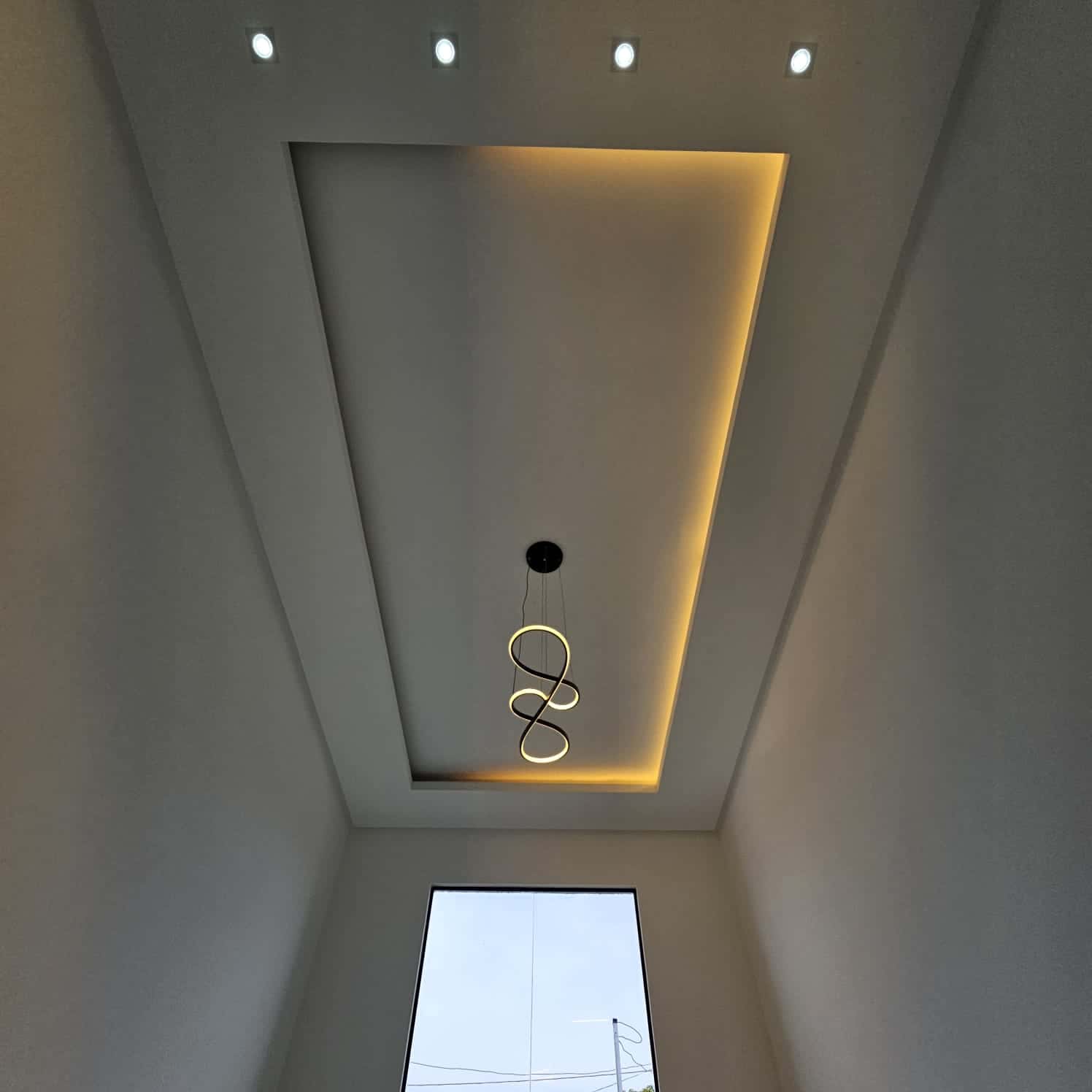 🚨 OPORTUNIDADE – CASA MODERNA | 2Q (1 SUÍTE) | PÉ DIREITO DUPLO 🚨