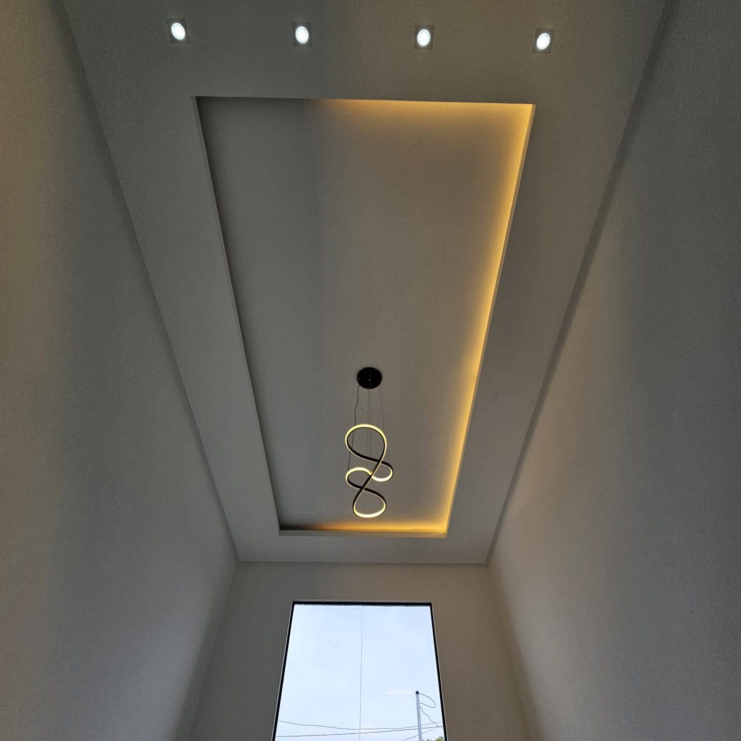 🚨 OPORTUNIDADE – CASA MODERNA | 2Q (1 SUÍTE) | PÉ DIREITO DUPLO 🚨