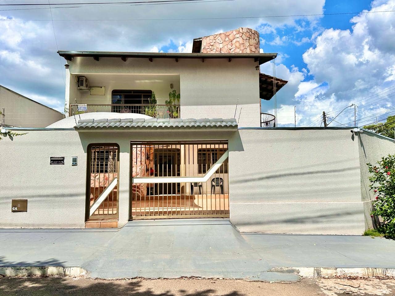 SOBRADO DE ESQUINA DE 4 QUARTOS NO SETOR JAÓ