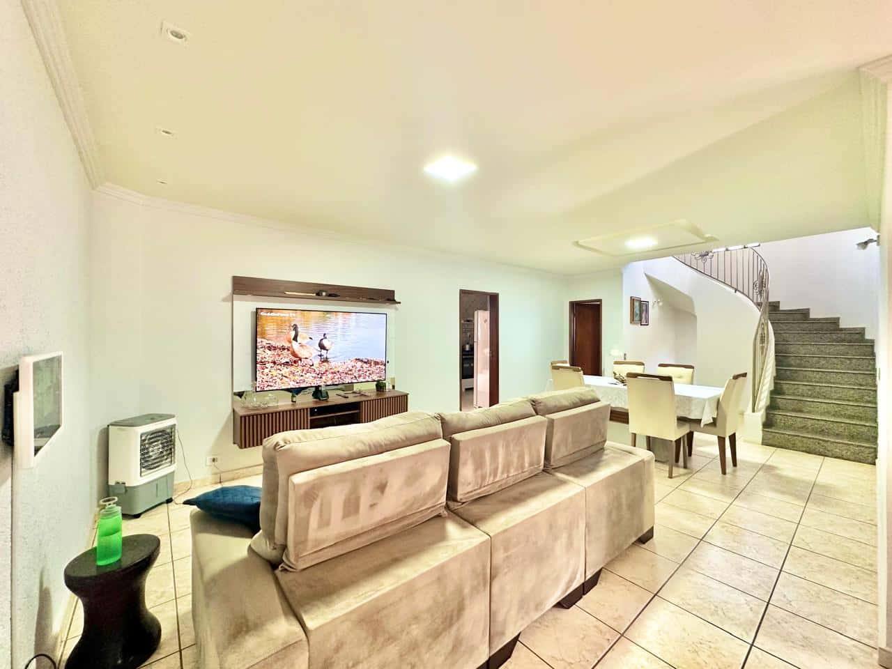 SOBRADO DE ESQUINA DE 4 QUARTOS NO SETOR JAÓ