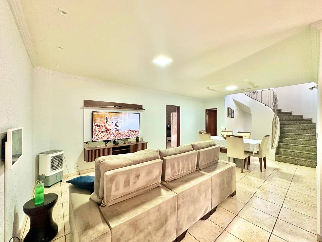 SOBRADO DE ESQUINA DE 4 QUARTOS NO SETOR JAÓ