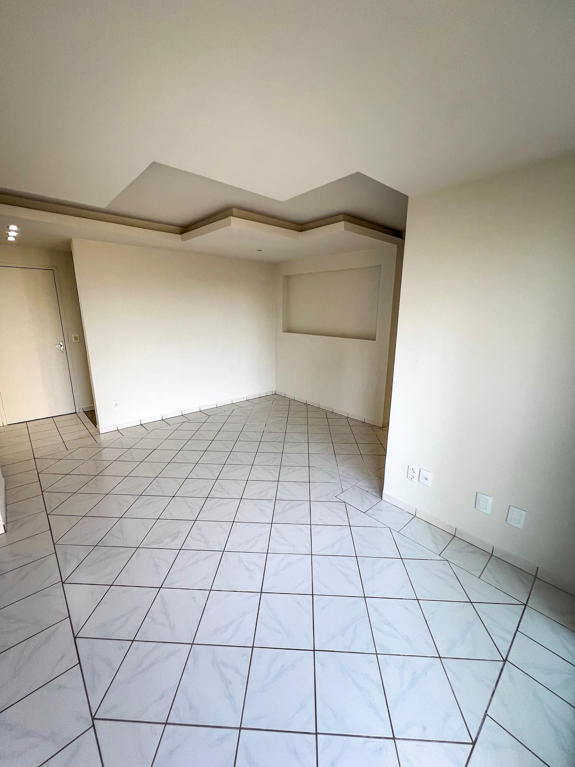 Apartamento 2 quartos com projeto de iluminação impecavél, unidade nascente ao lado do Plaza D’oro