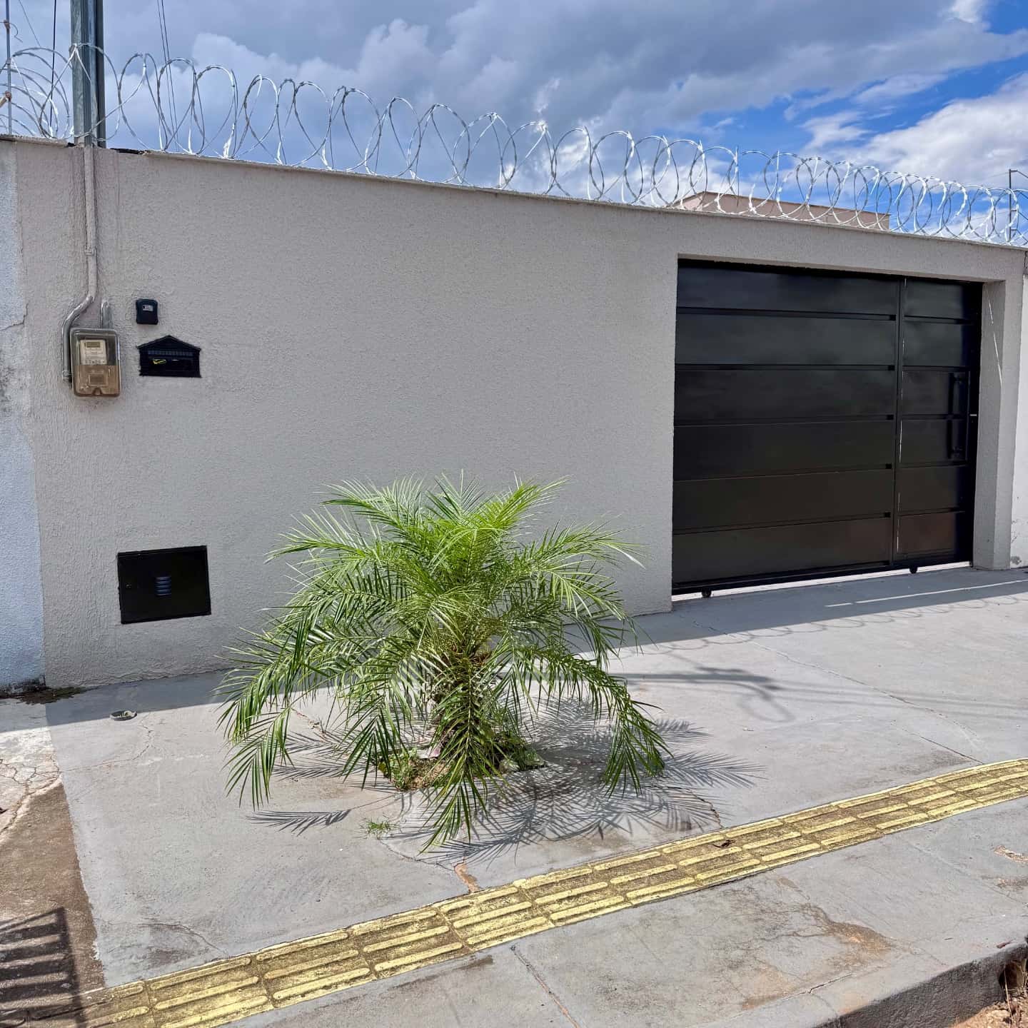 CASA COM PISCINA À VENDA BAIRRO INDEPENDÊNCIA APARECIDA DE GOIÂNIA