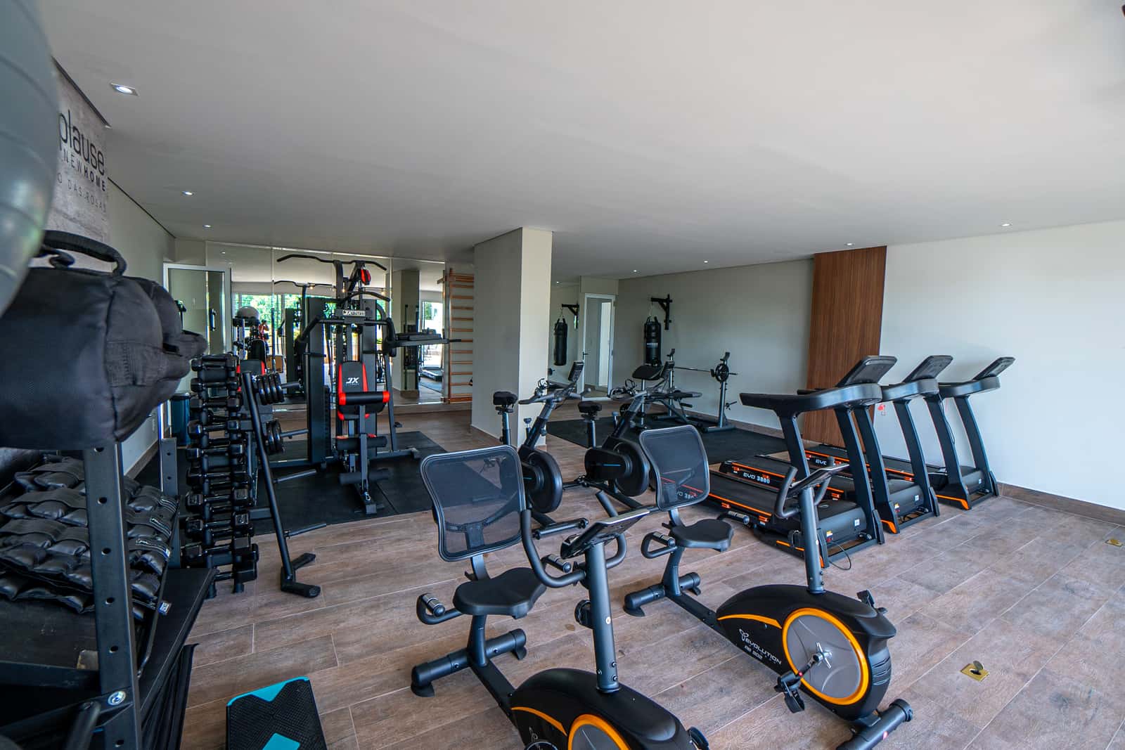 Unidade NOVA, sendo 3 suítes com vista ao Lago das Rosas