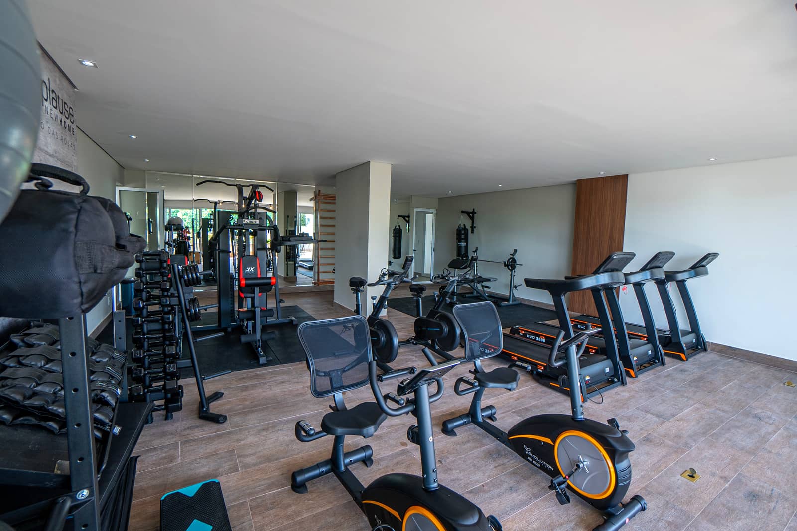 Unidade NOVA, sendo 3 suítes com vista ao Lago das Rosas