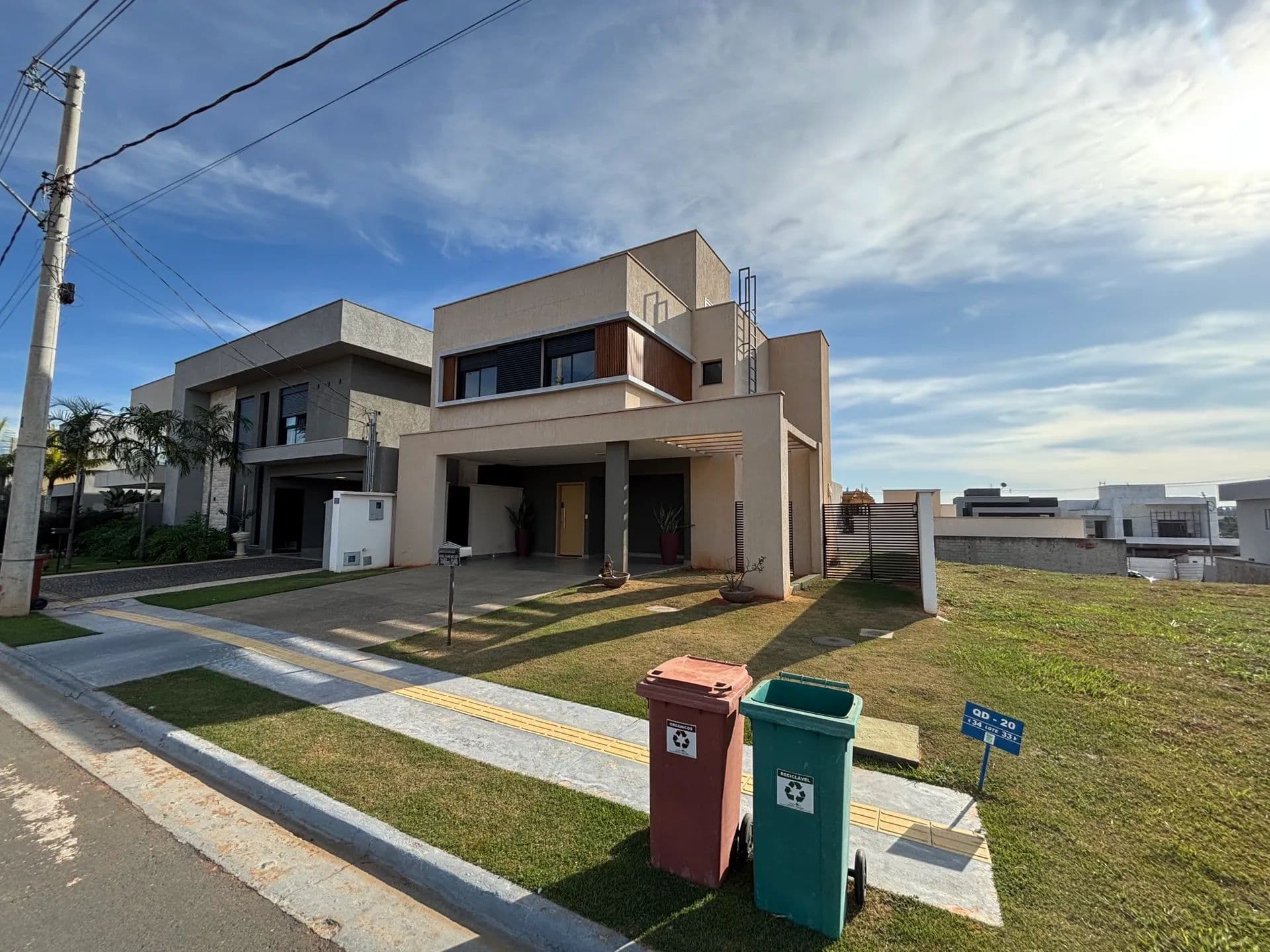 Sobrado para aluguel e venda com 181 metros quadrados com 4 quartos