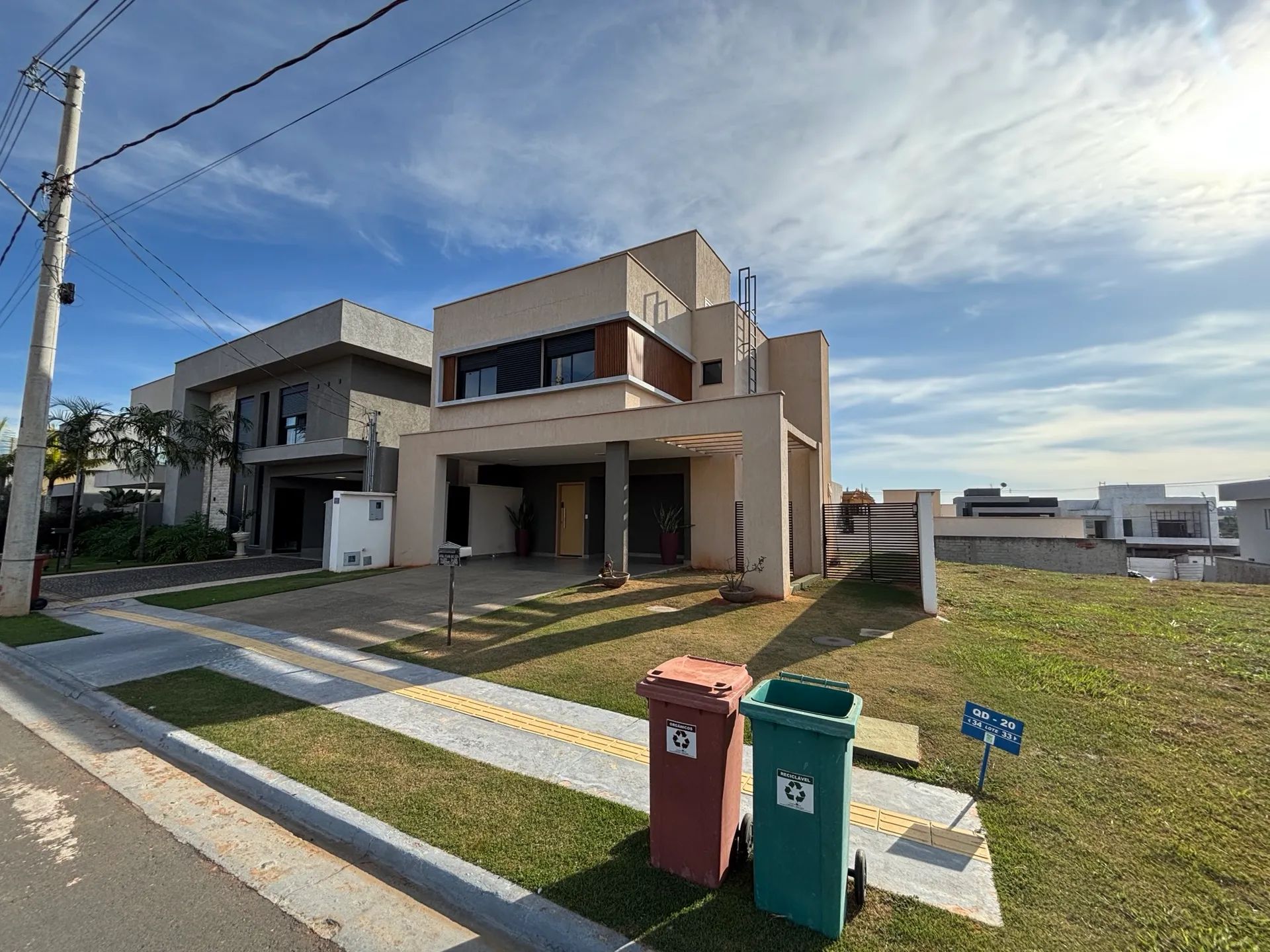 Sobrado para aluguel e venda com 181 metros quadrados com 4 quartos