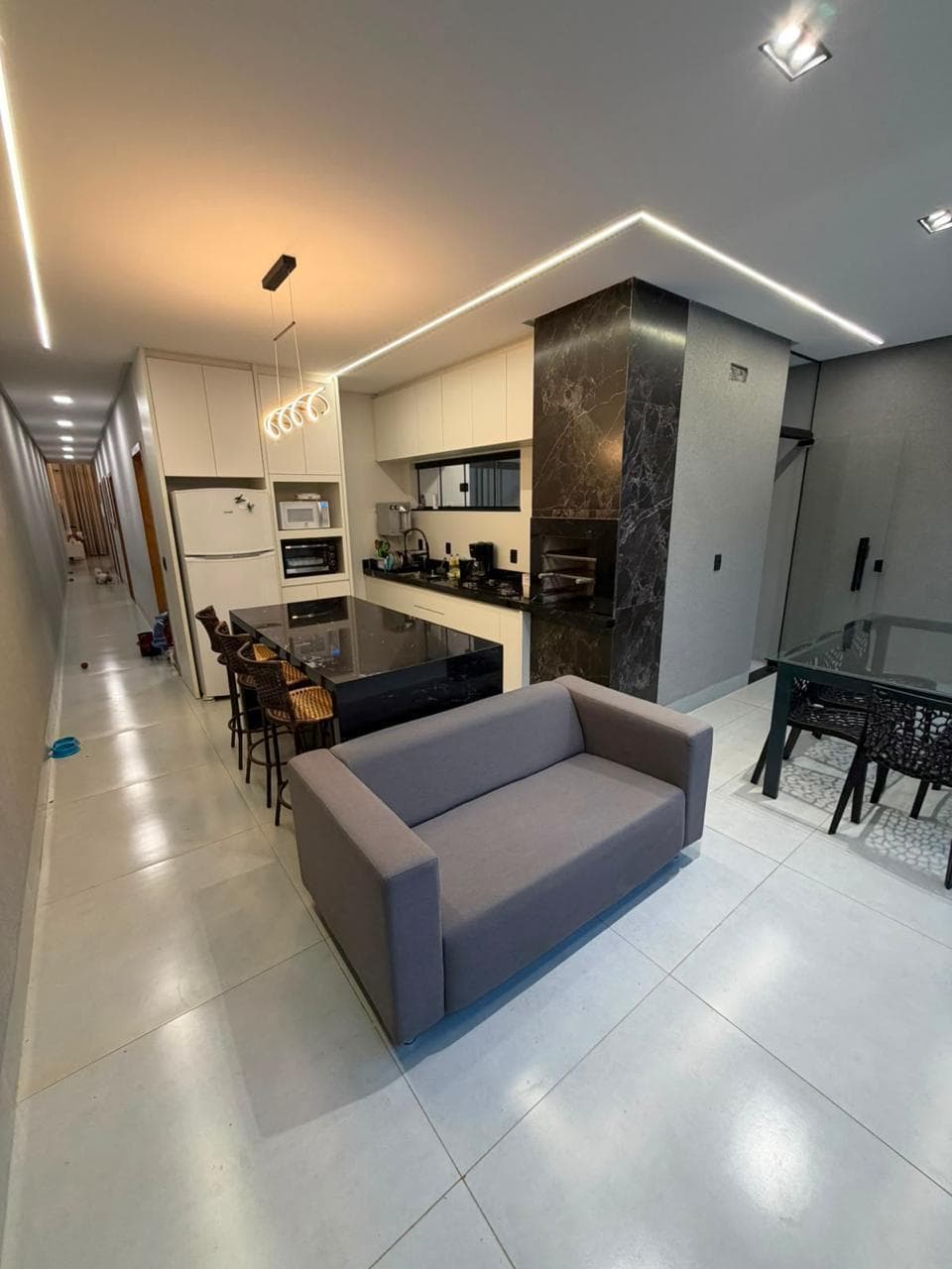 Casa à Venda no Faiçalville com 3 Quartos Uma suíte, e Área Gourmet Pé-Direito Duplo, completa em armários e com câmeras segurança- Goiania