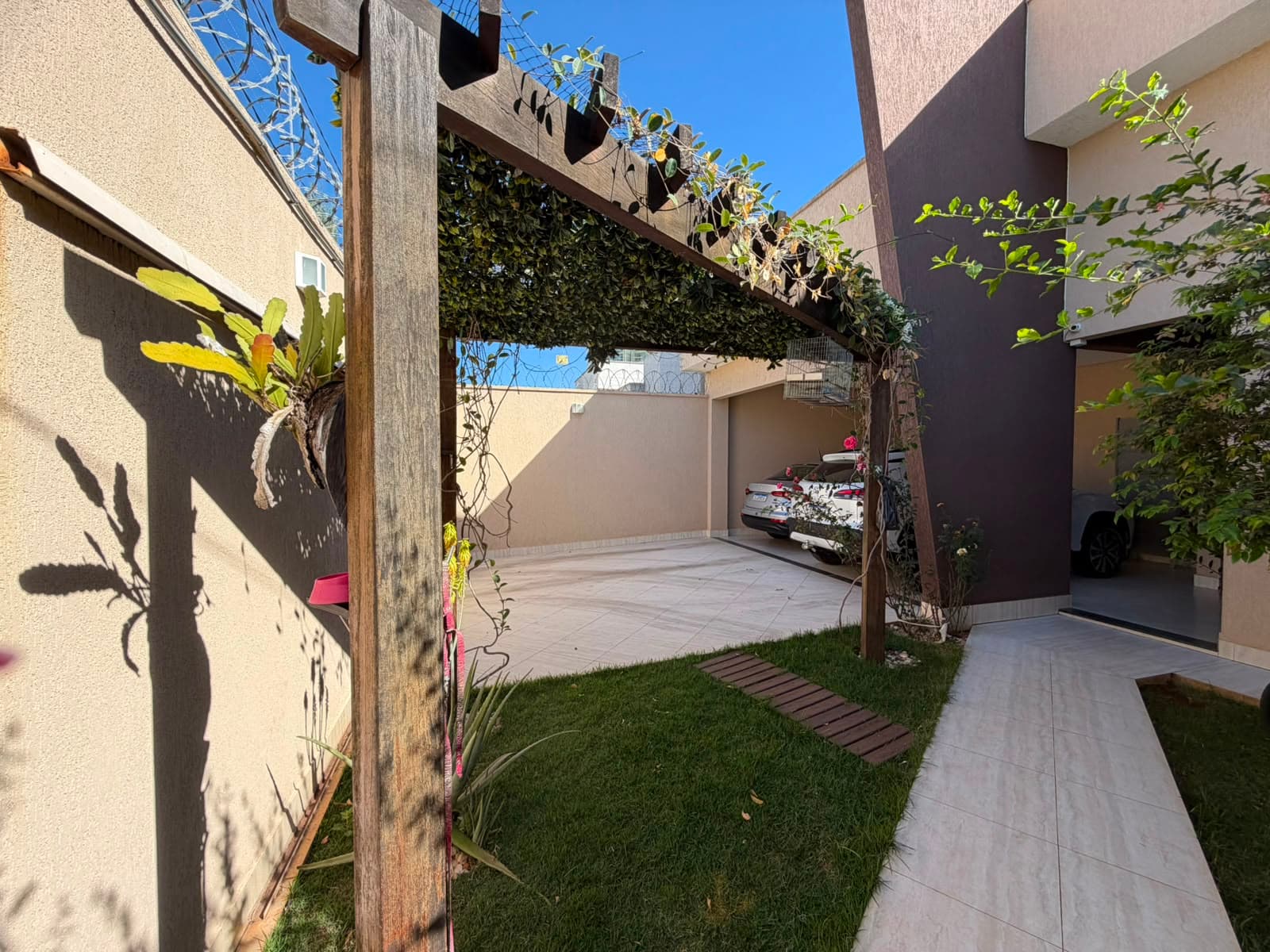Casa Térrea 3 quartos sendo uma suíte- Lote de 360m² com piscina - 183 m² construído