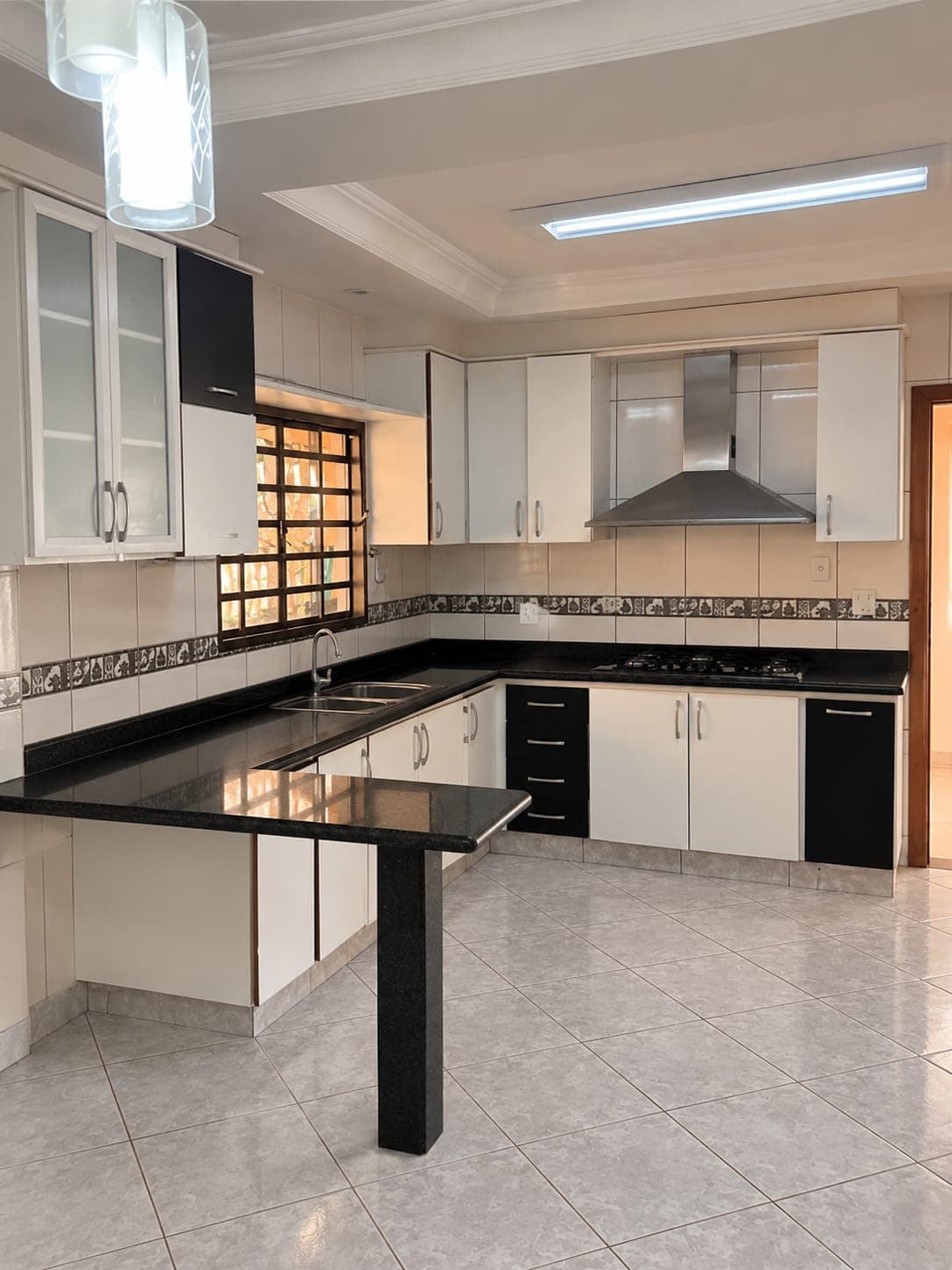 Casa com 420 m² de Terreno e Piscina Aquecida, 3 Quartos, Suíte, Quintal com Árvores Frutíferas- Goiania