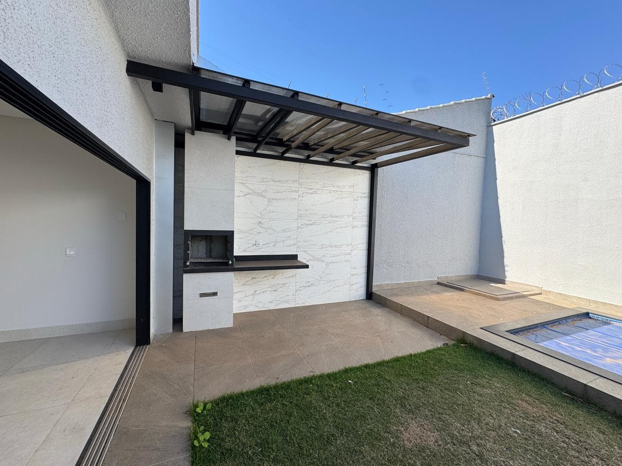 Casa Nova com Piscina e Churrasqueira à Venda no Bairro Cardoso 3 Quartos ,
