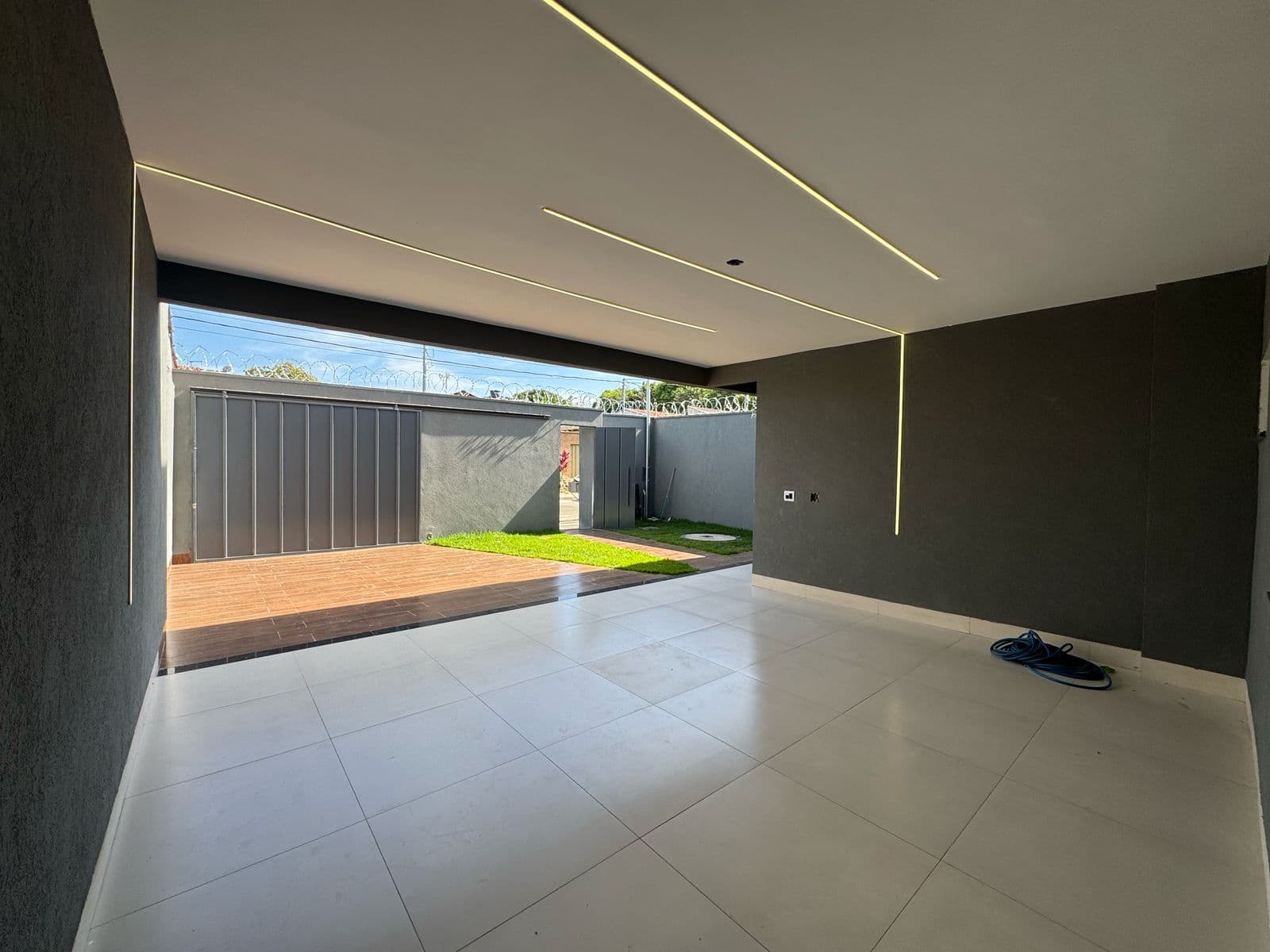 Casa de 3 suítes plenas, sendo 1 com closet , Quintal 300m² terreno, Buriti sereno