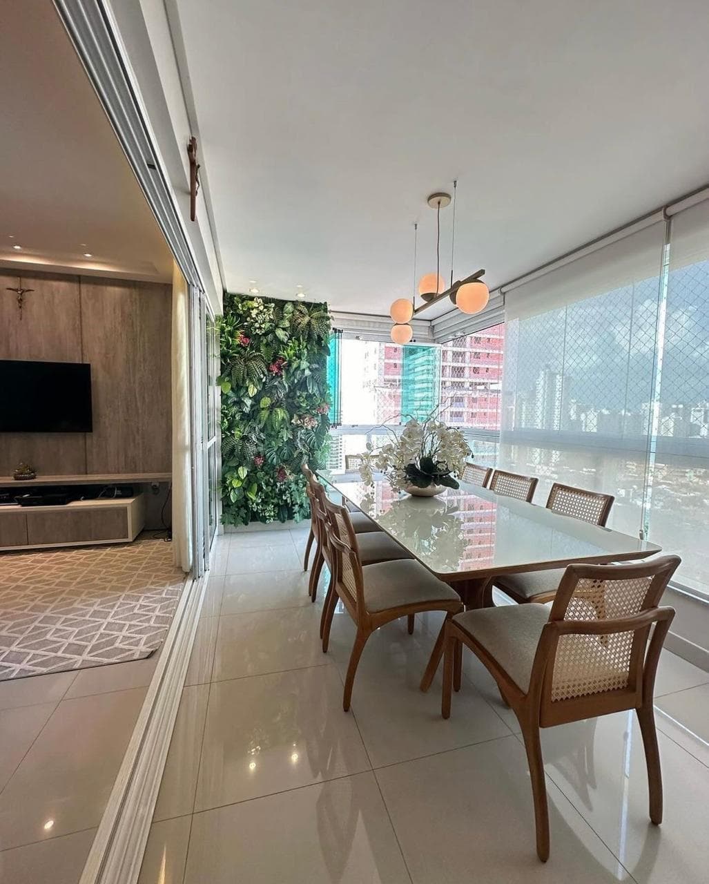Apartamento com 3 suítes no Setor Bueno a 2 kms do Goiânia Shopping