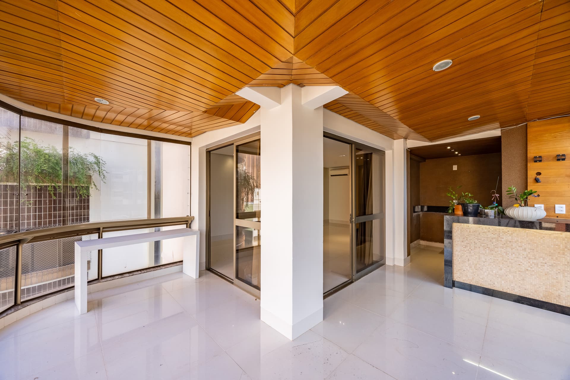 Apartamento Renoir – Setor Bueno | Vista para a Praça T-25
