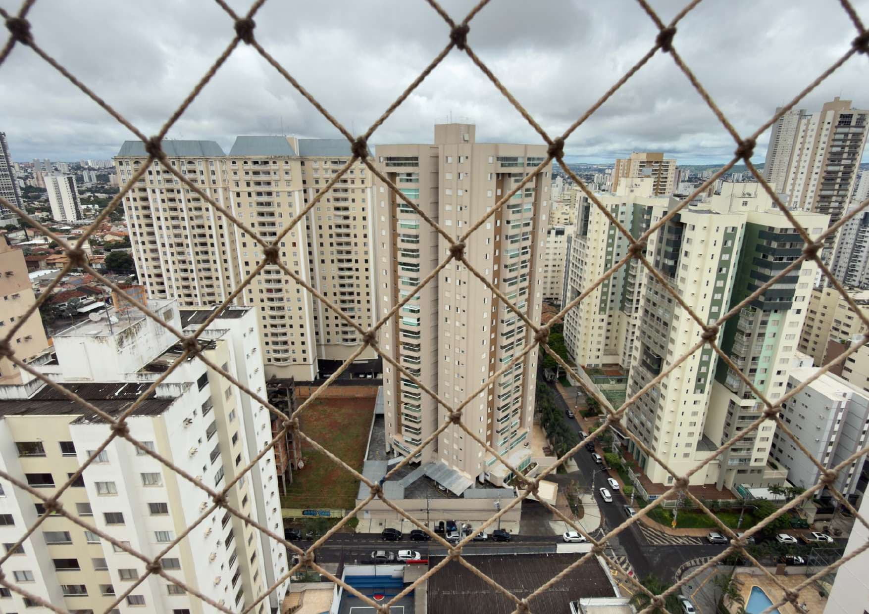 APARTAMENTO REFORMADO AV T-4 SETOR ALTO BUENO