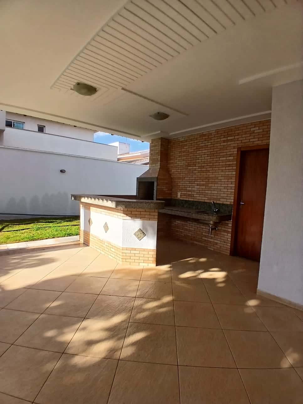 Sobrado de Alto Padrão com 4 quartos sendo 3 suítes no Condomínio Granville