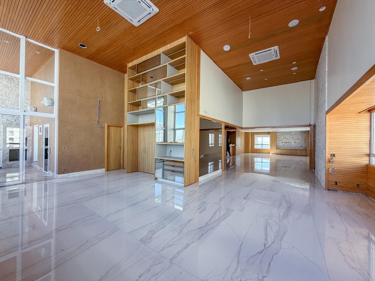 Cobertura Duplex Exclusiva com Vista Permanente para o Parque Flamboyant Luxo e Exclusividade, com Piscina Privativa e 4 Suítes completo em armários