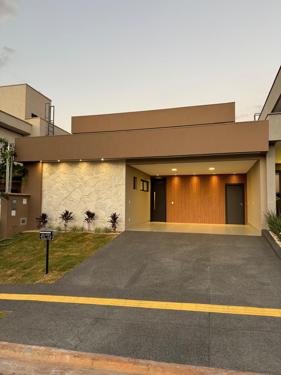 Casa a venda no Jardins Capri - Térrea de Alto Padrão com 4 Suítes e Piscina Aquecida