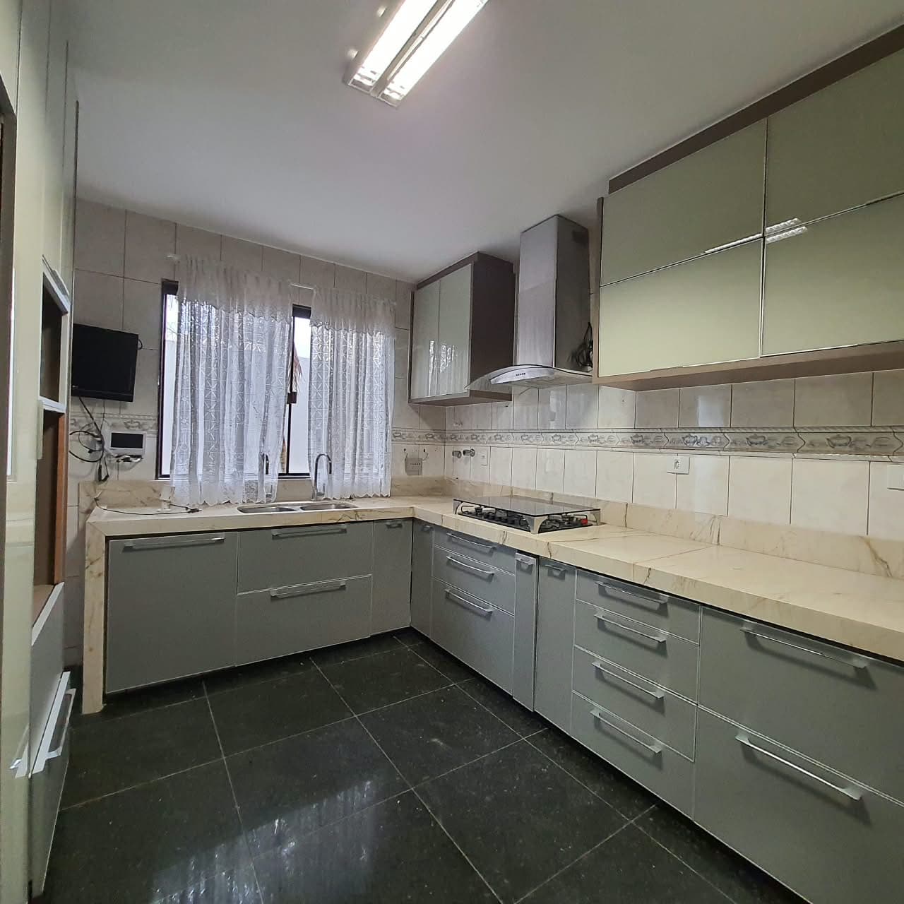 Sobrado 4/4, sendo 1 suíte, 310 m2, Jardim América