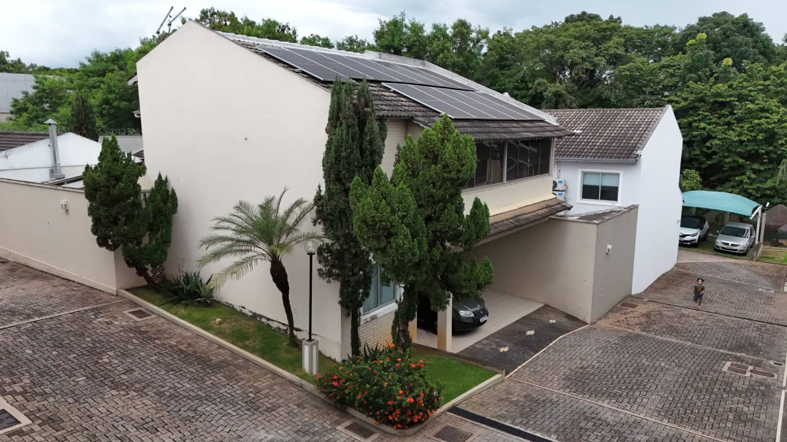 Sobrado em Condomínio Fechado 3 Quartos Energia Solar Ofurô Aquecido Segurança 24h