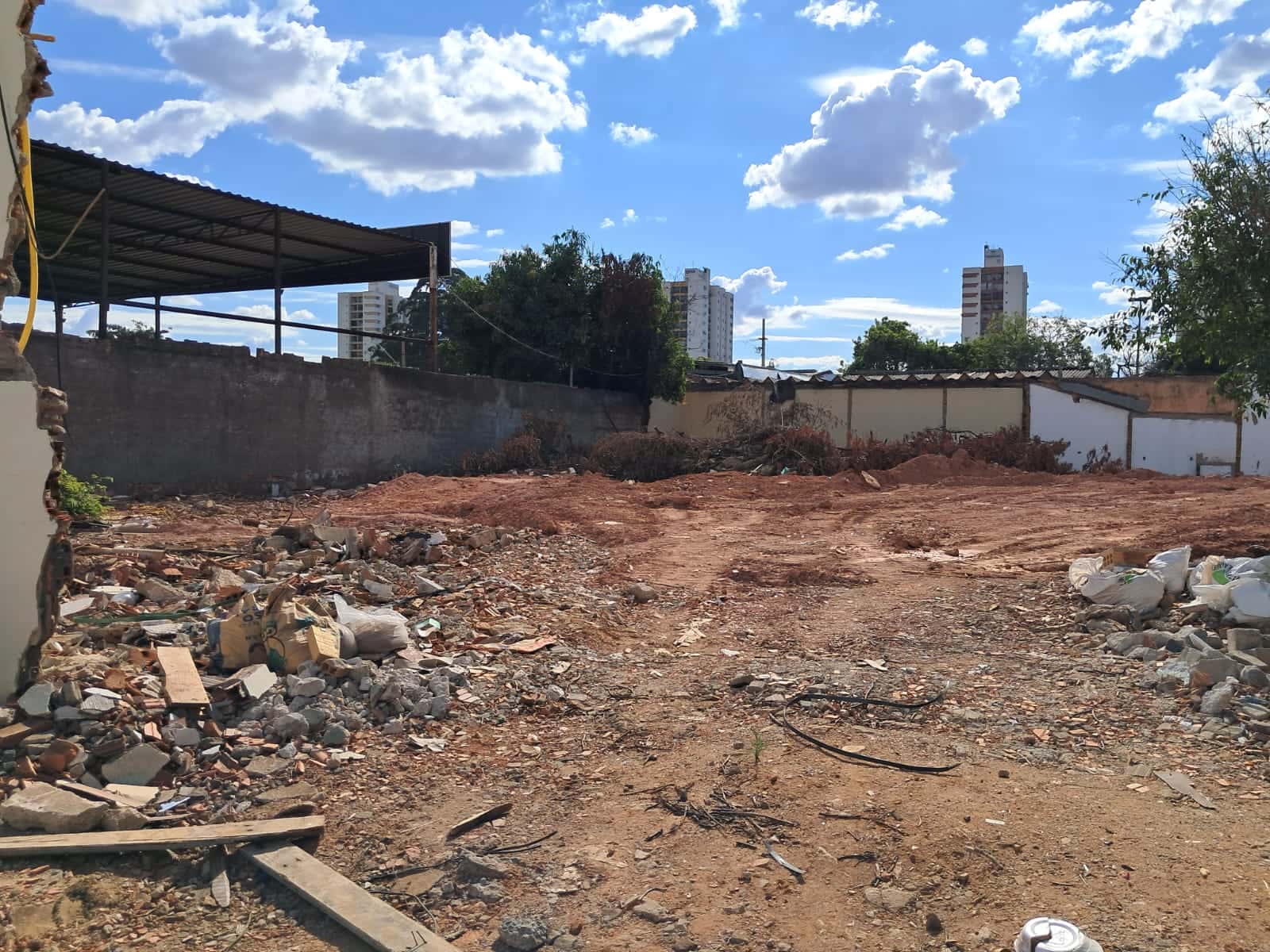 Área 896 m no Parque Oeste Industrial
