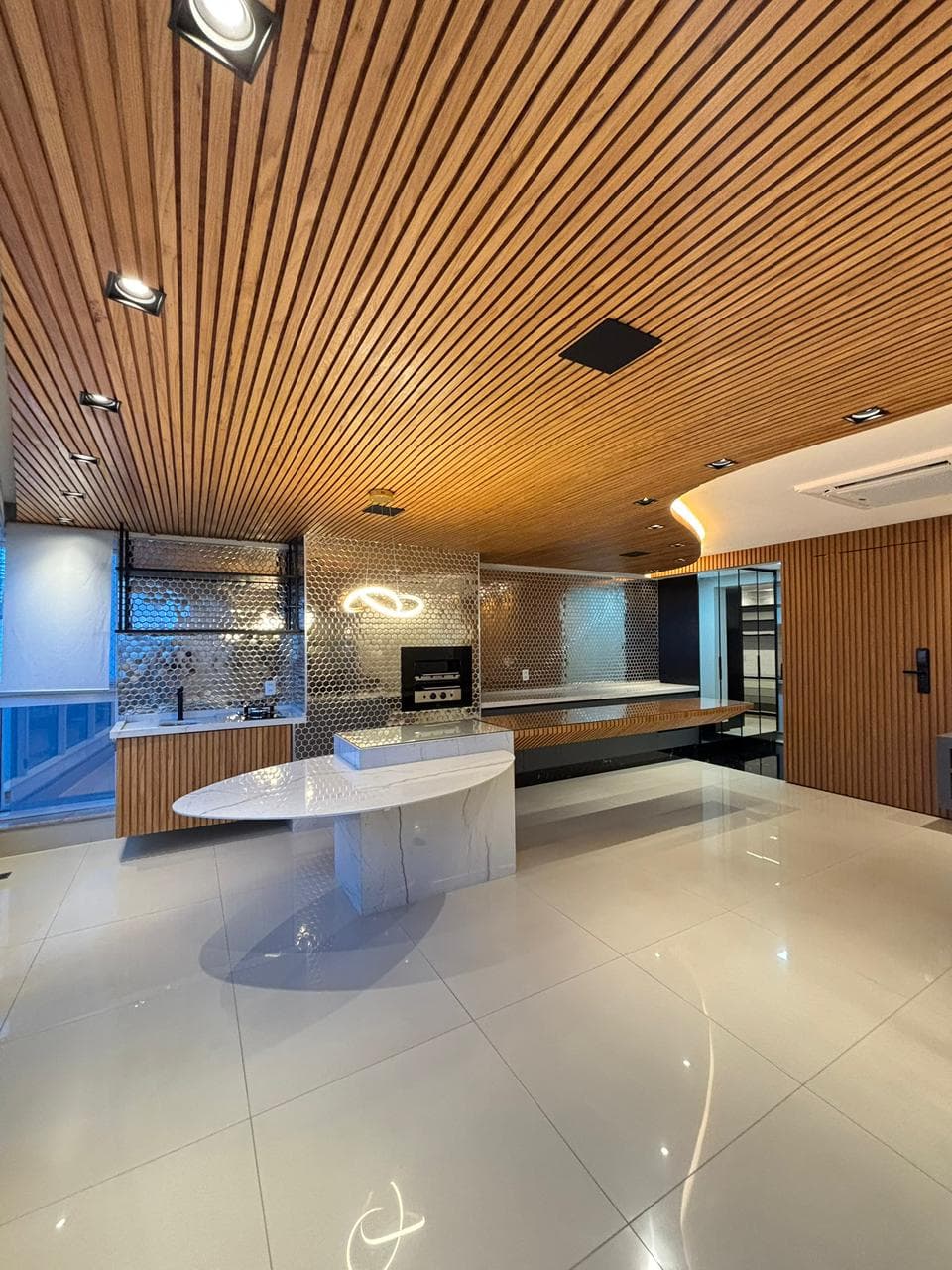 Apartamento Alto Padrão 126 m², 3 Suítes, Andar Alto, Rico em Armários, Vista Livre, Elevador Privativo