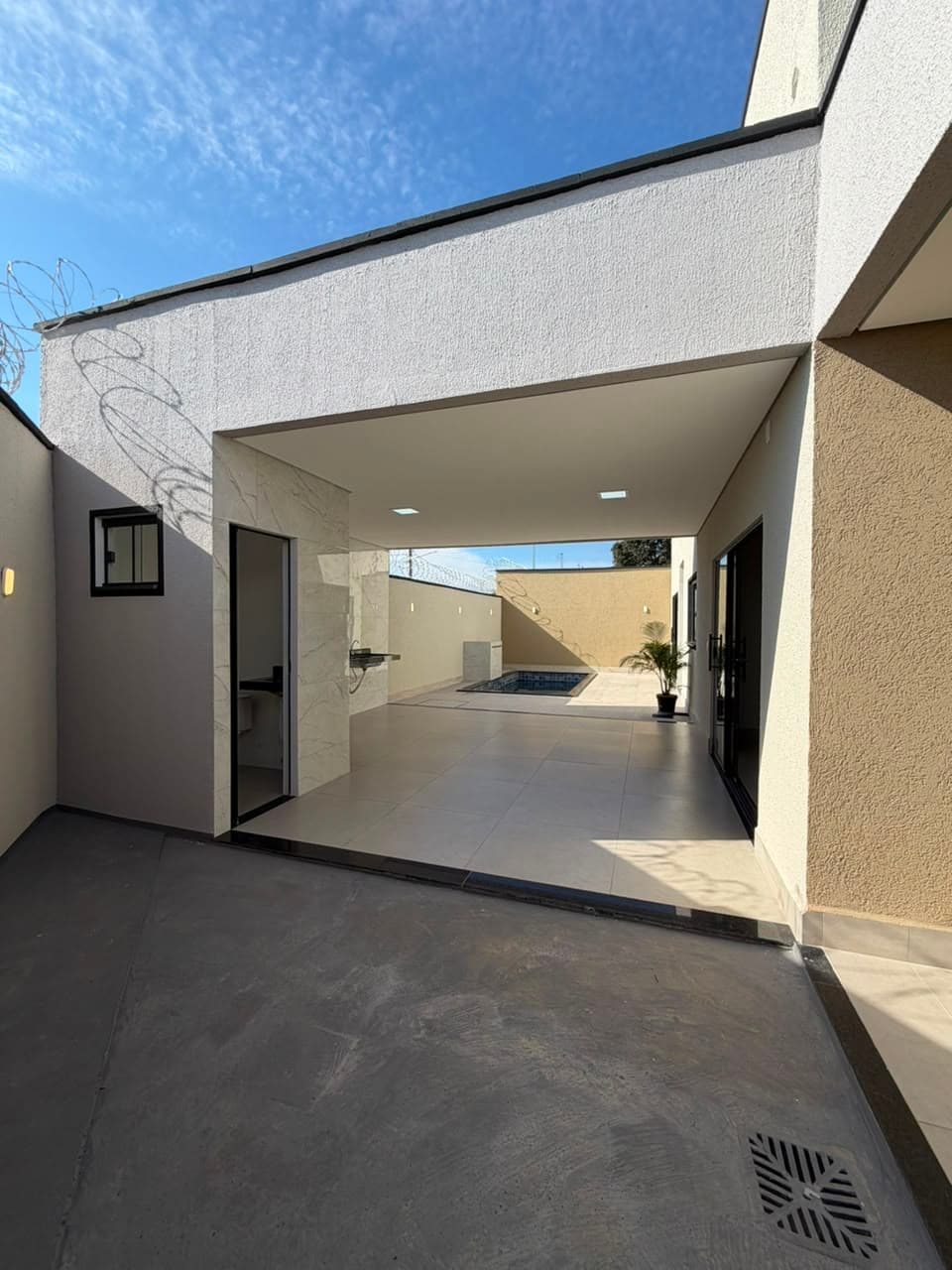 Casa Nova com Piscina e Área Gourmet | 3 Quartos (1 Suíte + Closet) | Bairro das Indústrias – Senador Canedo