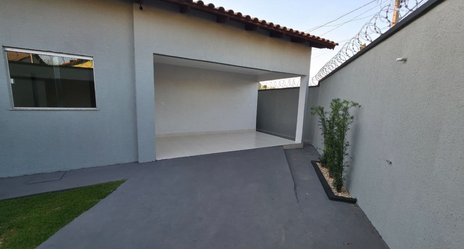 Casa Nova de Esquina , 3 Quartos uma Suíte, Segurança Instalada Casa na Laje