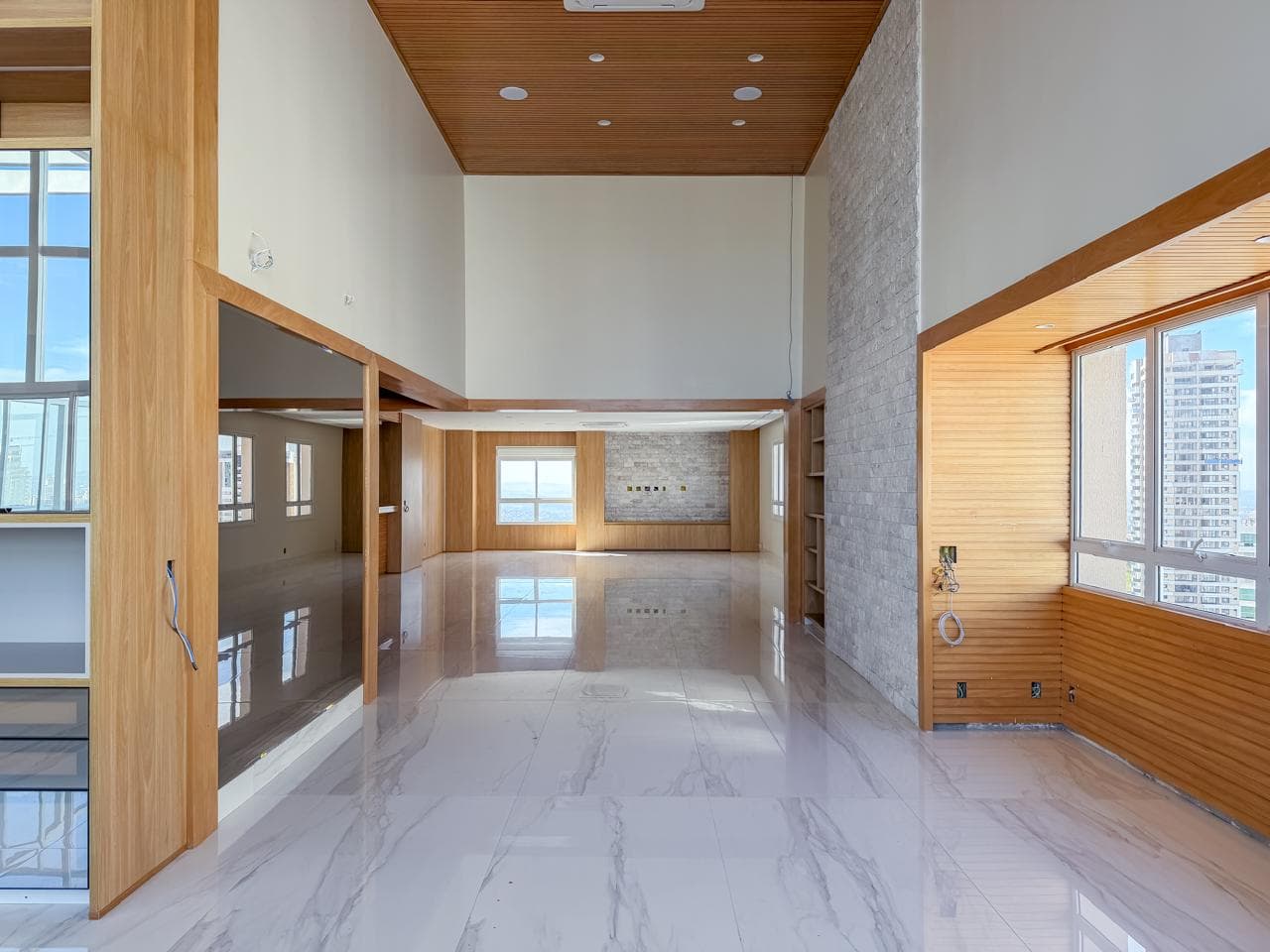 Cobertura Duplex Exclusiva com Vista Permanente para o Parque Flamboyant Luxo e Exclusividade, com Piscina Privativa e 4 Suítes completo em armários