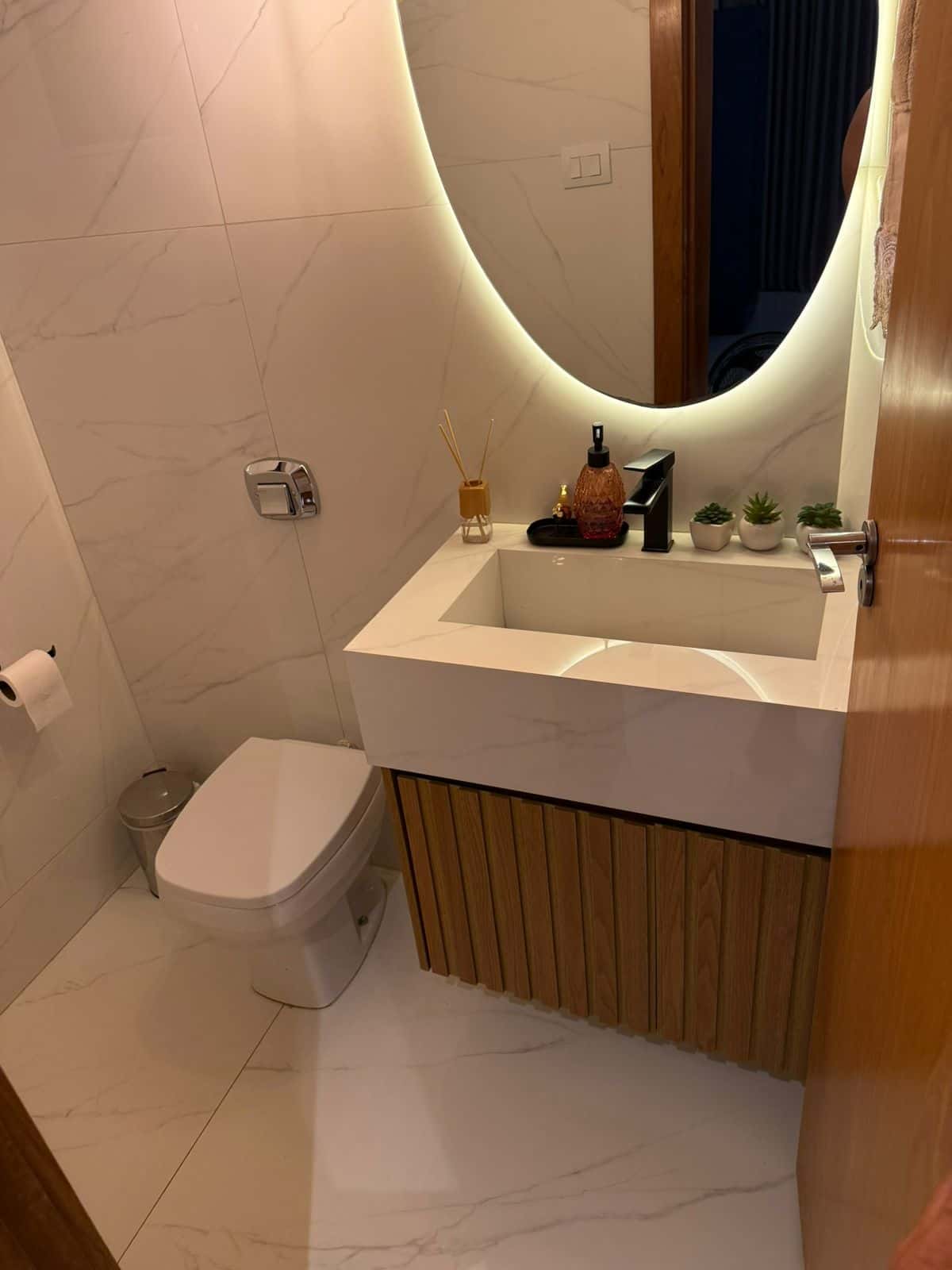 Casa sobrado 4 Suítes, Piscina e Completa em Armários 300m² de construção