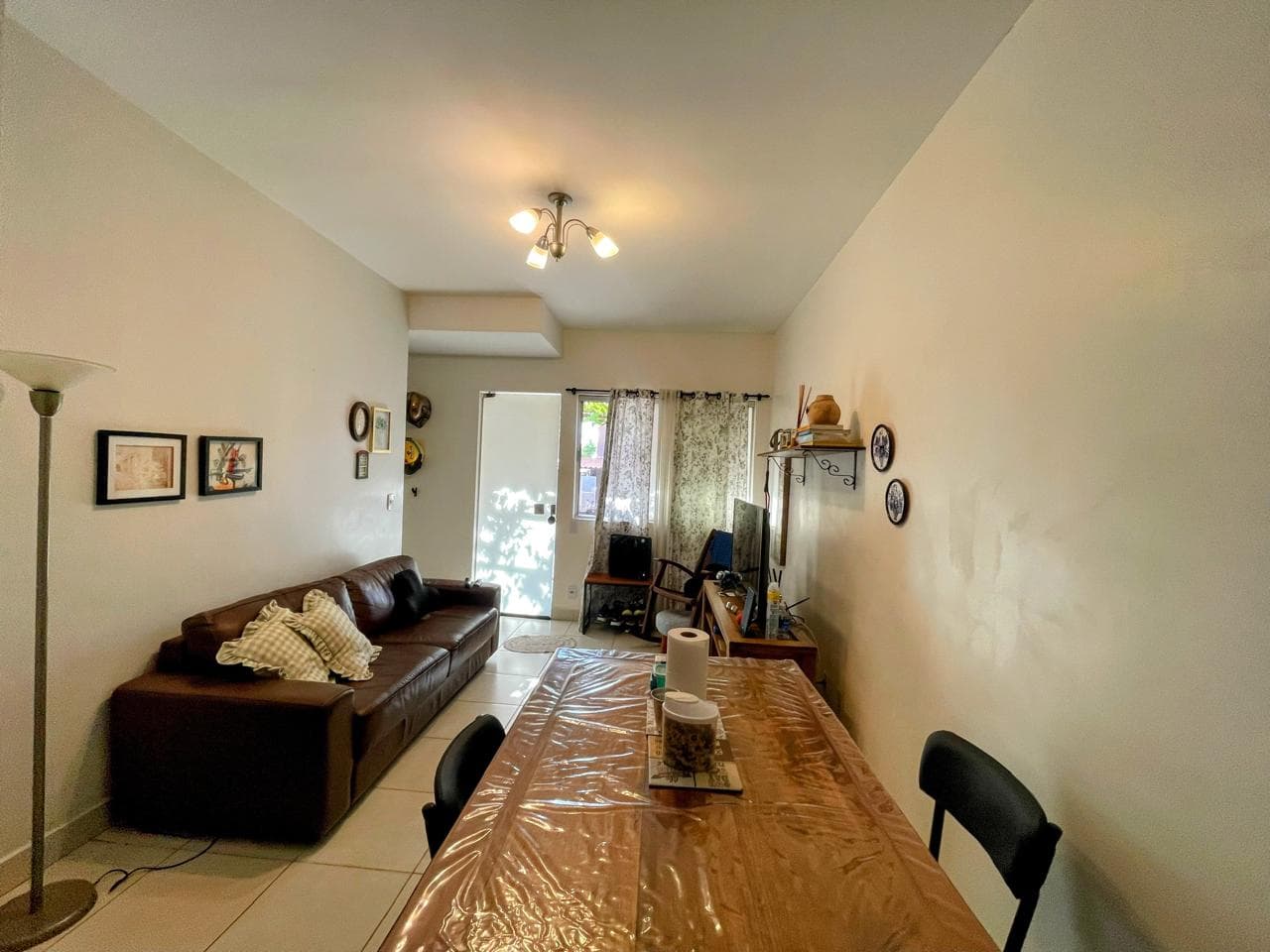 Sobrado em Condomínio Fechado 3 Quarto, uma suite, Próximo ao Madri, Condomínio com Piscina Goiania