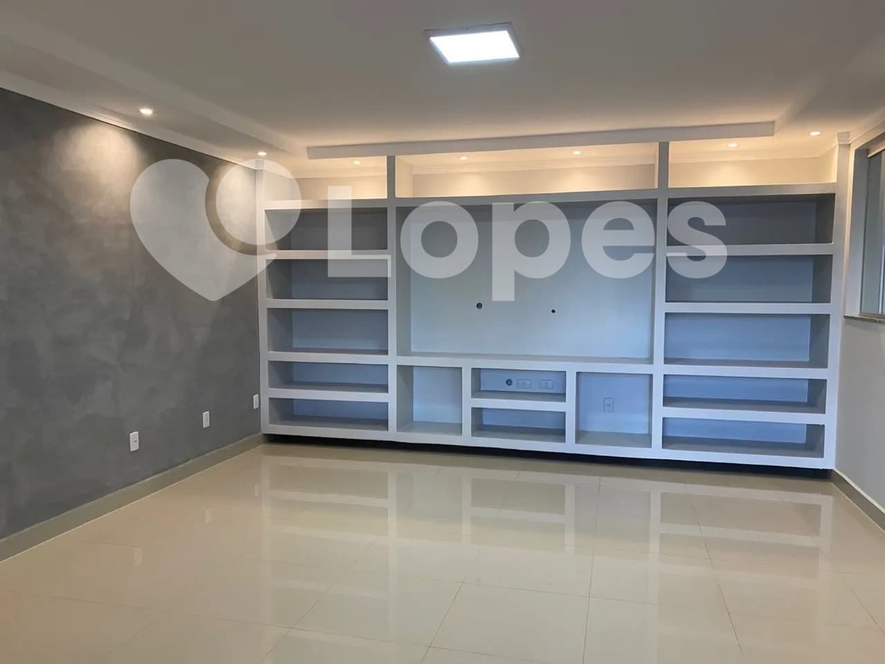 Casa 4 Quartos no Parque Anhanguera, Próxima à Avenida T-63, Goiânia