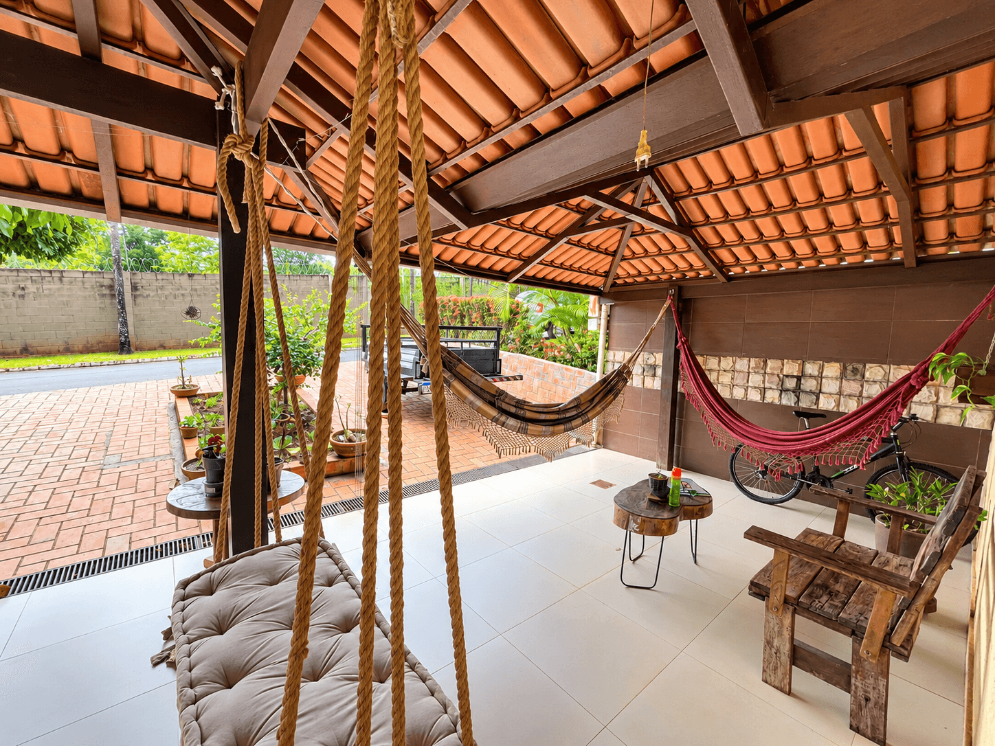 Casa Térrea 3 Suítes no cond. Fechado com área verde, 273 m², bosque privativo R$ 1.230.000