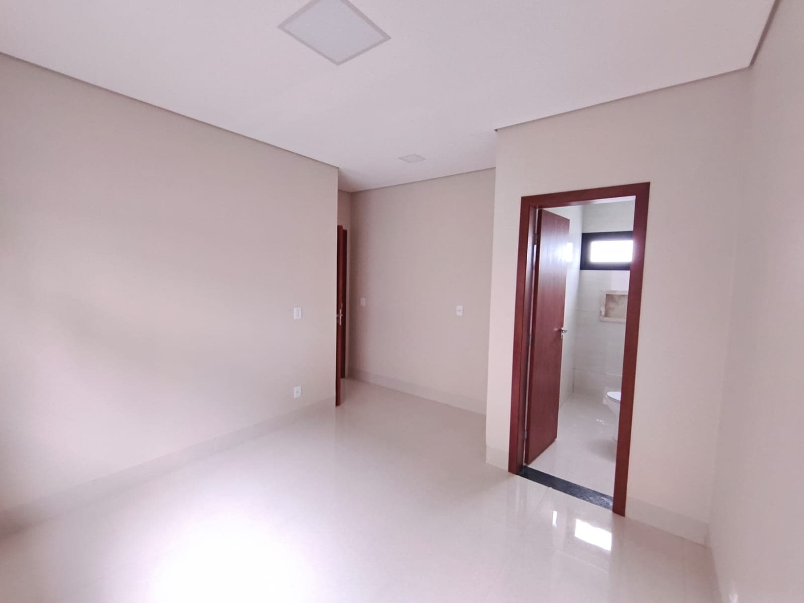 🏡 CASA À VENDA — MODERNA, SOFISTICADA E COM ÁREA DE LAZER!