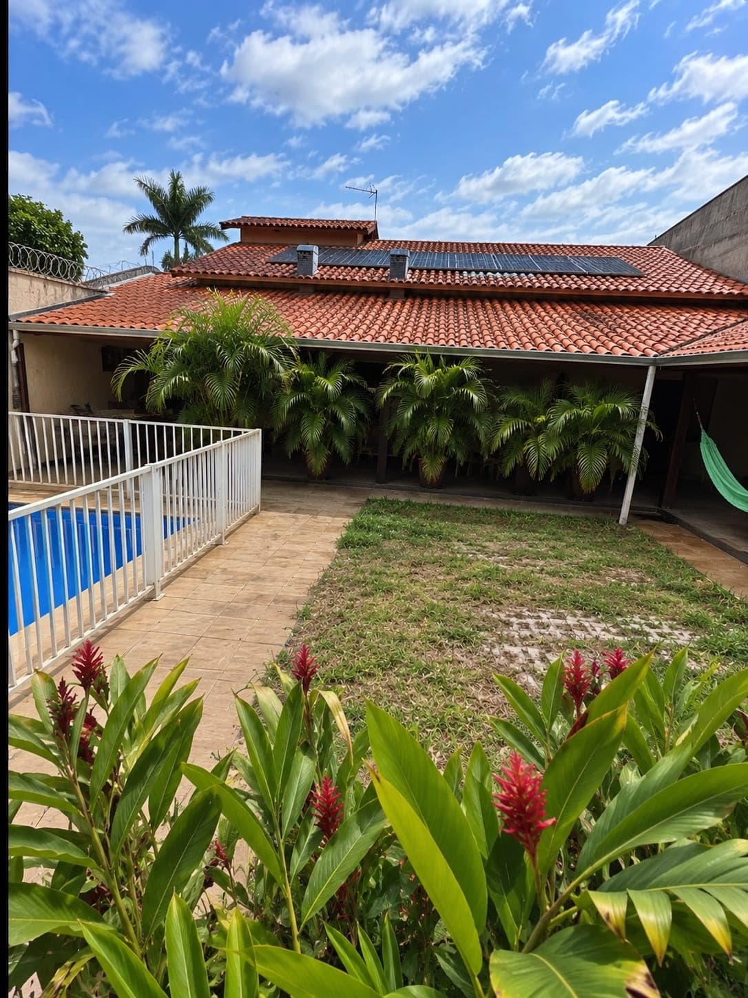 Casa 3 quartos com piscina aquecida, espaço gourmet e amplo terreno
