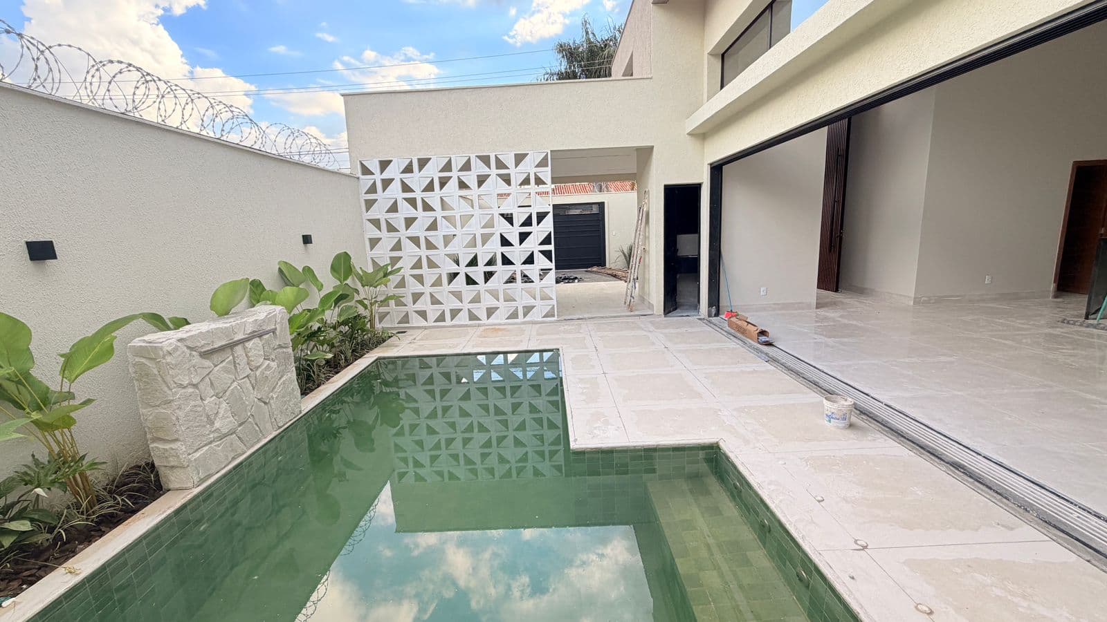 Casa Nova 4Quartos com suítes, sala ampla, sozinha lote, e Espaço Home Cinema Jardim Atlântico