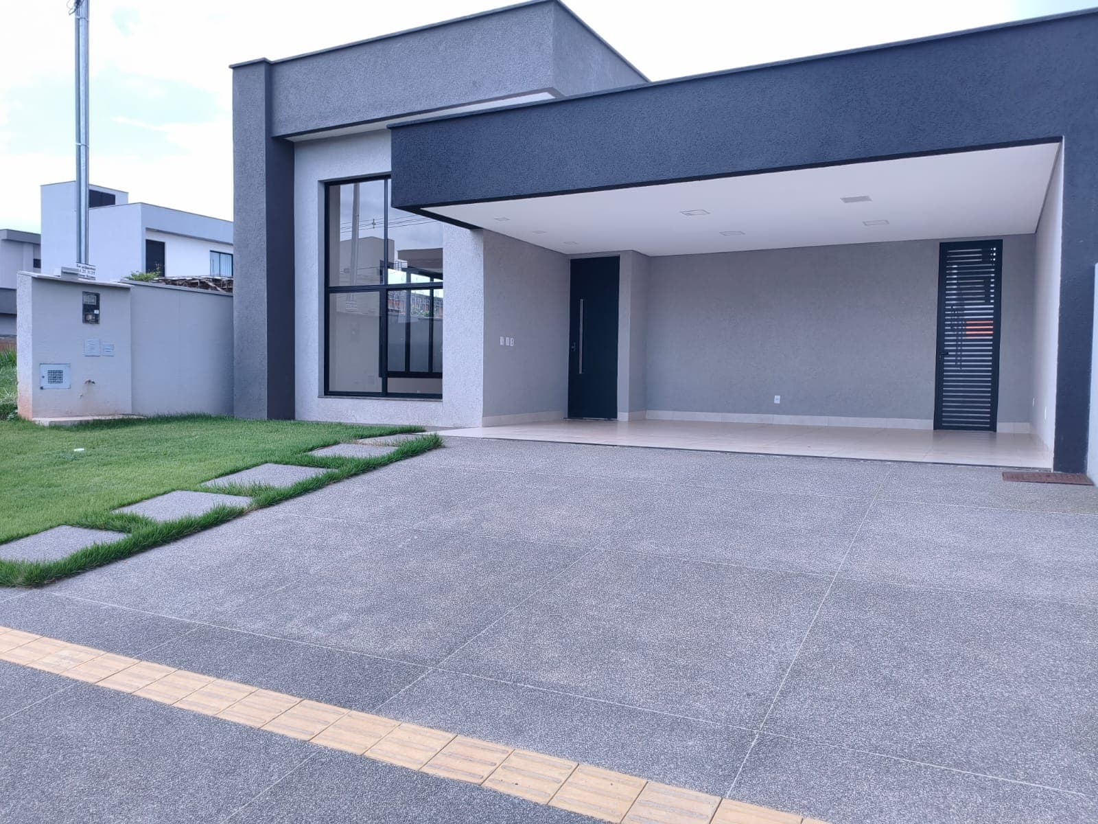 🏡 CASA À VENDA — MODERNA, SOFISTICADA E COM ÁREA DE LAZER!