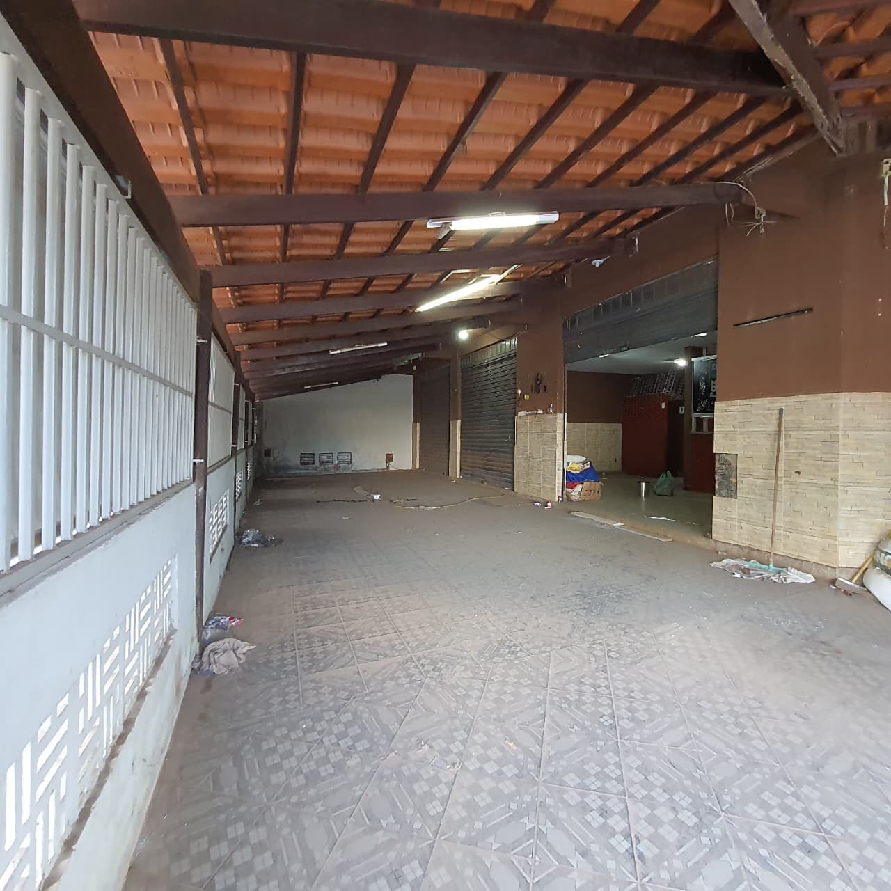 Ponto comercial versátil em esquina estratégica.