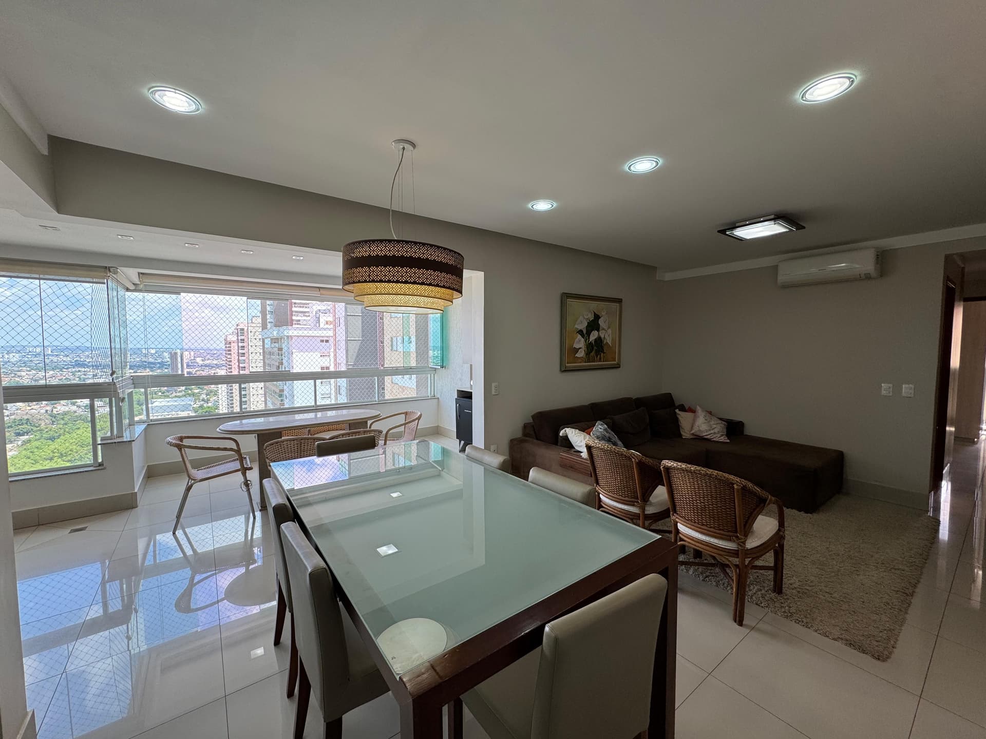 Apartamento em configuração especial com varanda estendida, Rua T- 51, Ed Lá Musique.