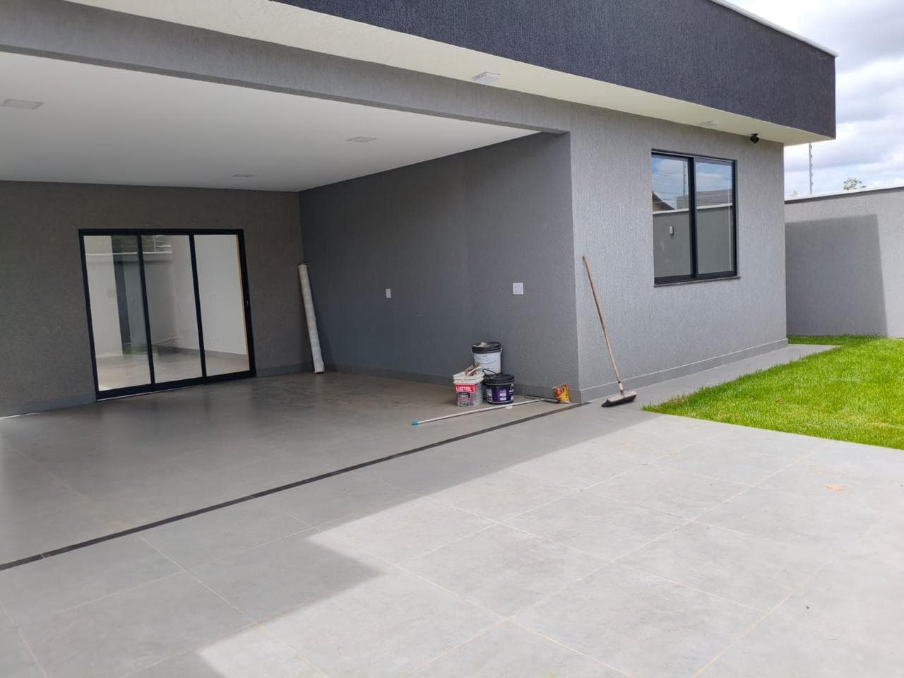 Sobrado 3 Suítes Setor Garavelo Aparecida de Goiânia com Piscina 375m