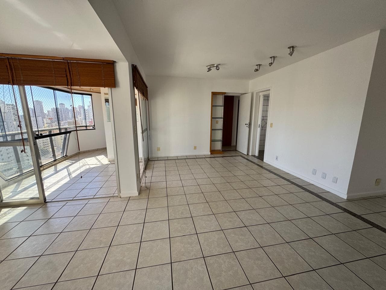 Venda Apartamento 3 Quartos Duas suítes, com armários 144 m² 2 Vagas R$ 540.000 Prox Parque Areião