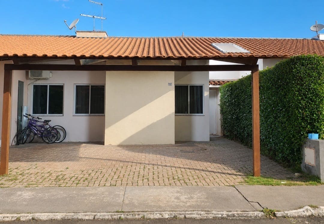 Casa 3 Quartos com Suíte em Condomínio Fechado, Quintal Armários Planejados, 100m²