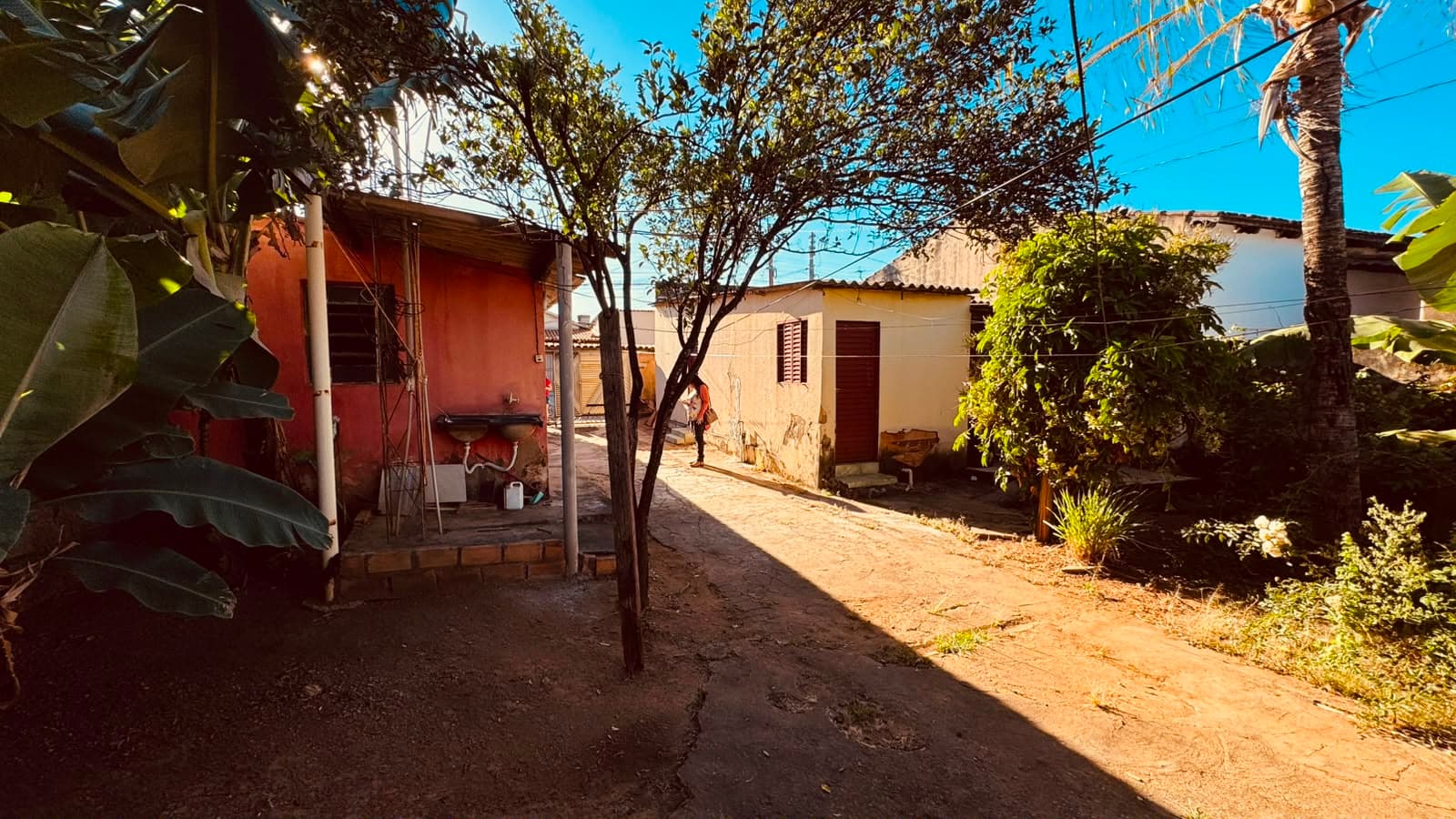 Casa e barracão em Aparecida de Goiânia