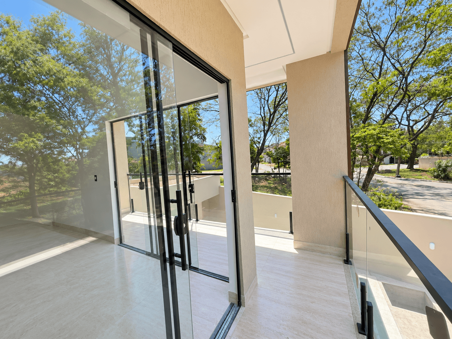 Sobrado de Alto Padrão com 4 Suítes, Suíte Master e Closet, Moderno com Piscina e Churrasqueira, – Setor Jaó