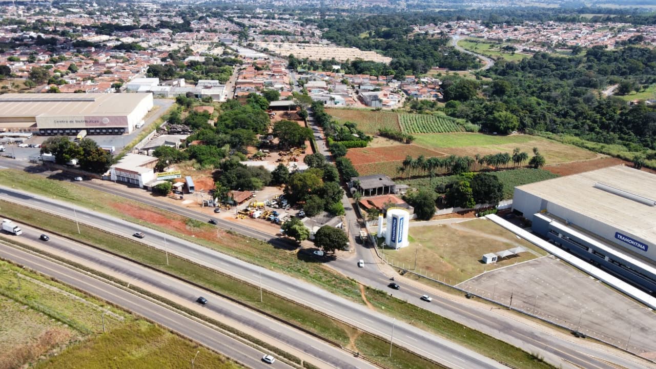 Área Comercial para Locação às Margens da BR-153 - 7.215 m²