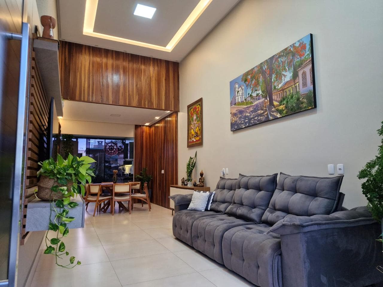 Casa Moderna com Piscina Aquecida e Pé-Direito Duplo